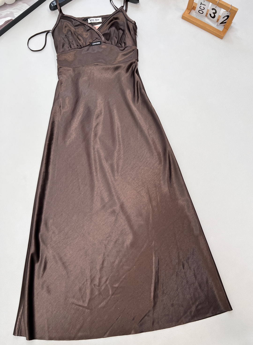 🆕Miumiu25FW秋冬新款蝴蝶结系带V领仿醋酸吊带长裙丨⚠独家yb开发！高版出品！仿醋酸面料自带细腻