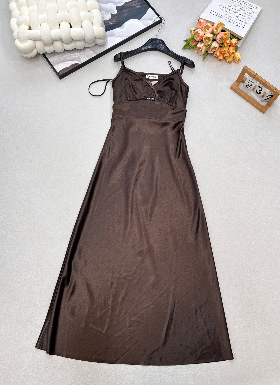 NO:650627,Miumiu25FW new autumn and winter bow tie V-neck imitation acetate suspender long skirt丨Exclusively developed by yb!  High quality production!  The imitation acetate fabric has a delicate luster, and the drape wraps up the smooth waist and hip curves, giving a low-key elegance when walking; the deep V-neck makes the neck longer, and the bow ties on the shoulder straps are the finishing touch, sweet but not greasy; high waistline + slight slit  The skirt can be worn by even a small person with a relaxed feeling of 'leg length 2 meters'; it can be layered with fur jackets/knitted cardigans in autumn and winter, and it can be worn alone in spring to bring out the cool and ladylike temperament. It is a 'Taiwan Balm' item that can be worn at annual meetings, dates, and afternoon tea!  Complete three standards, big shipments, size sml code, miumiu, skirts, jackets & coats, alexander wang19860909Miumiu25FW秋冬新款蝴蝶结系带V领仿醋酸吊带长裙丨独家yb开发！高版出品！仿醋酸面料自带细腻光泽,垂坠感裹出流畅腰臀曲线,走动间泛着低调贵气；深V领衬得脖颈纤长,肩带处的蝴蝶结系带是点睛之笔,甜而不腻；高腰线+微开叉裙摆,小个子也能穿出“腿长2米”的松弛感；秋冬可叠穿皮草外套/针织开衫,开春单穿自带清冷大小姐气质,是年会、约会、下午茶都能打的“万金油”单品！三标齐全,大货出 尺码sml 编码,,miumiu,skirts,jackets & coats,alexander wang,Women's clothing