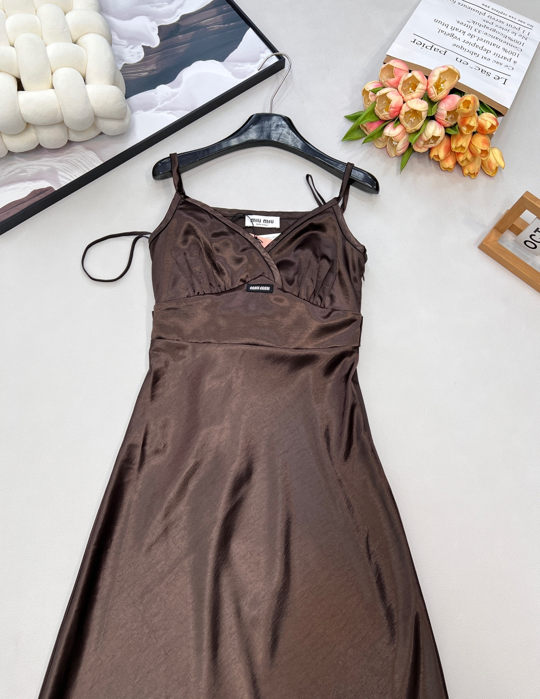 🆕Miumiu25FW秋冬新款蝴蝶结系带V领仿醋酸吊带长裙丨⚠独家yb开发！高版出品！仿醋酸面料自带细腻
