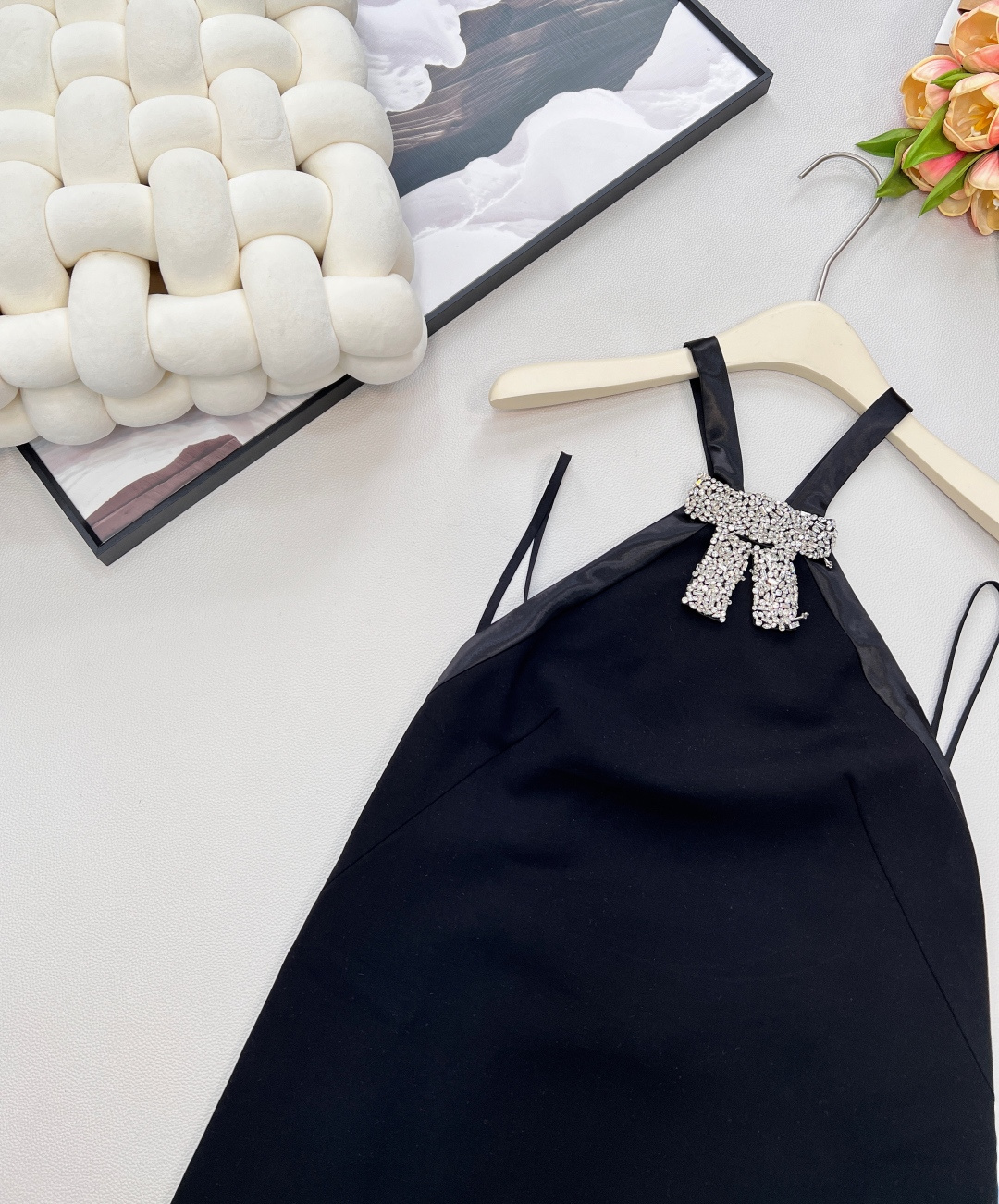 🆕Miumiu25Fw秋冬新款重工蝴蝶结钻黑色吊带迷你连衣裙丨⚠独家yb开发！顶级高版出品！缎面黑裙自带