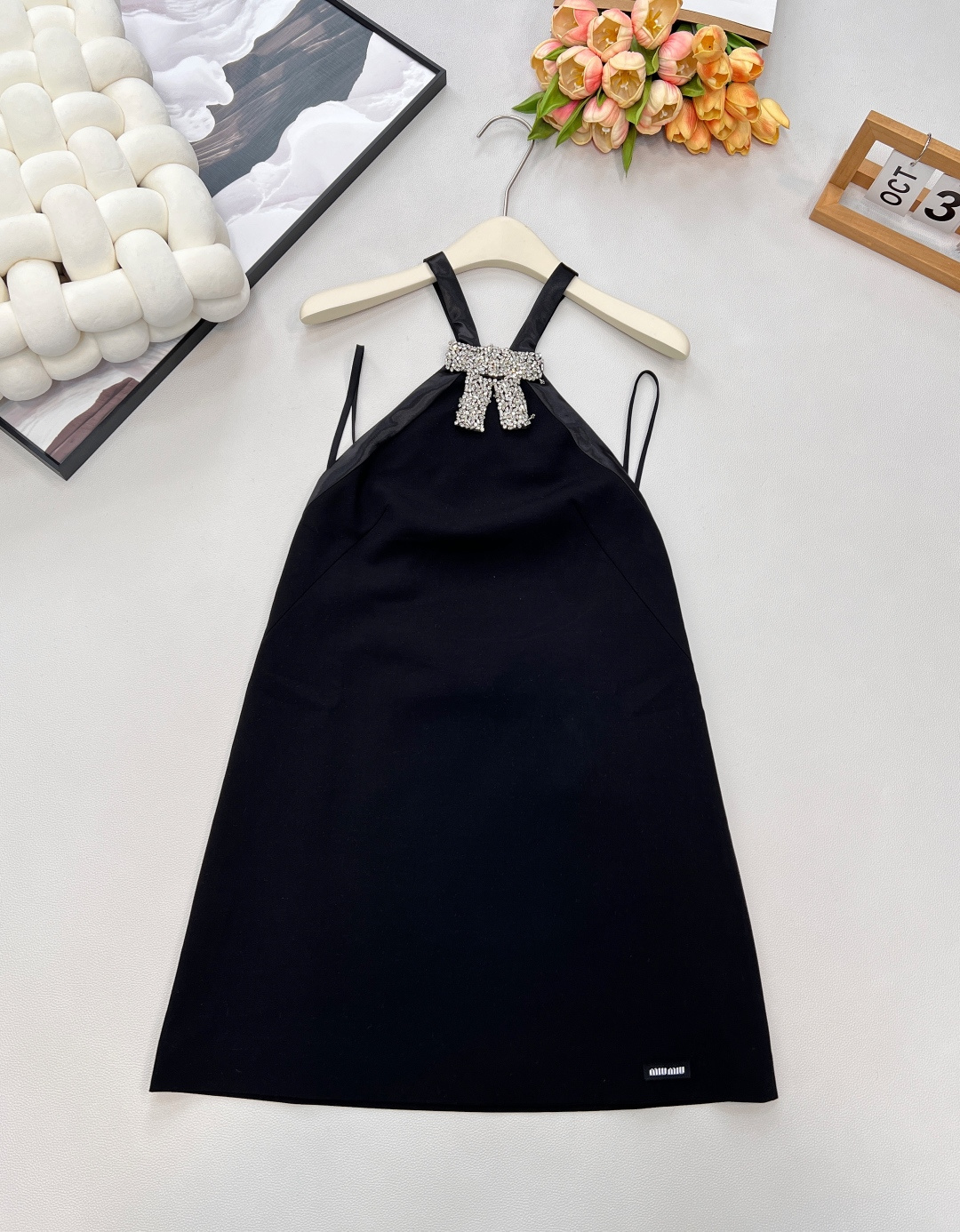 NO:650683,Miumiu25Fw new autumn and winter heavy industry bow diamond black suspender mini dress丨exclusively developed by yb!  Top quality production!  The satin black dress has a cool luster, and the halter neck straps + waist cut make the shoulder and neck lines beautiful and expensive; the heavy rhinestone bow on the neckline is the soul - full of diamond blingbling brings focus, and when you walk, the tiny flashes of light are like rubbing the starlight into the skirt ~ Whether it is a date or a party, this black dress is the focus of the audience as soon as it appears. Who can not love the sweet and sassy daughter-in-law?  Complete three standards, big shipments, size sml code, miumiu, skirts, alexander wang19860909Miumiu25Fw秋冬新款重工蝴蝶结钻黑色吊带迷你连衣裙丨独家yb开发！顶级高版出品！缎面黑裙自带冷艳光泽,挂脖吊带+收腰剪裁,把肩颈线条衬得又美又贵；领口的重工水钻蝴蝶结是灵魂——满钻blingbling自带焦点,走动时细碎闪光像把星光揉进了裙摆里~不管是约会还是聚会,这条黑裙一出场就是全场焦点,又甜又飒的千金感谁能不爱？三标齐全,大货出 尺码sml 编码,,miumiu,skirts,alexander wang,Women's clothing