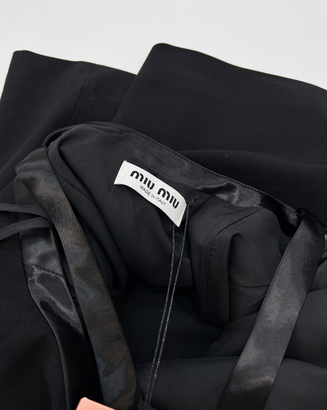 🆕Miumiu25Fw秋冬新款重工蝴蝶结钻黑色吊带迷你连衣裙丨⚠独家yb开发！顶级高版出品！缎面黑裙自带