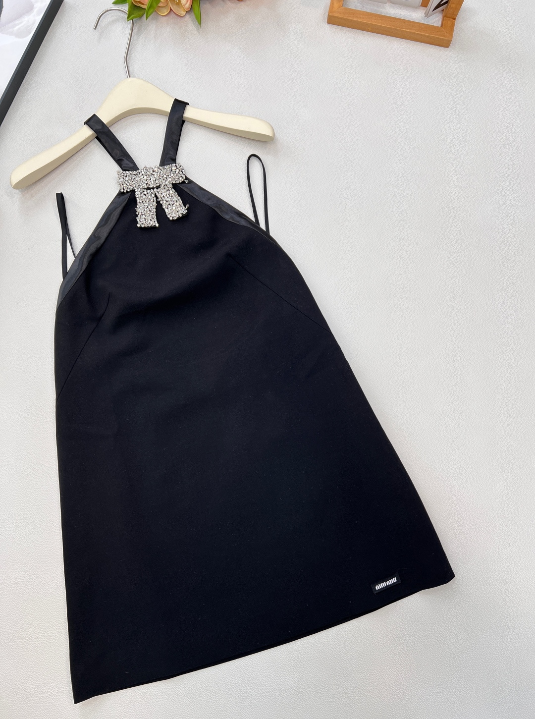 🆕Miumiu25Fw秋冬新款重工蝴蝶结钻黑色吊带迷你连衣裙丨⚠独家yb开发！顶级高版出品！缎面黑裙自带