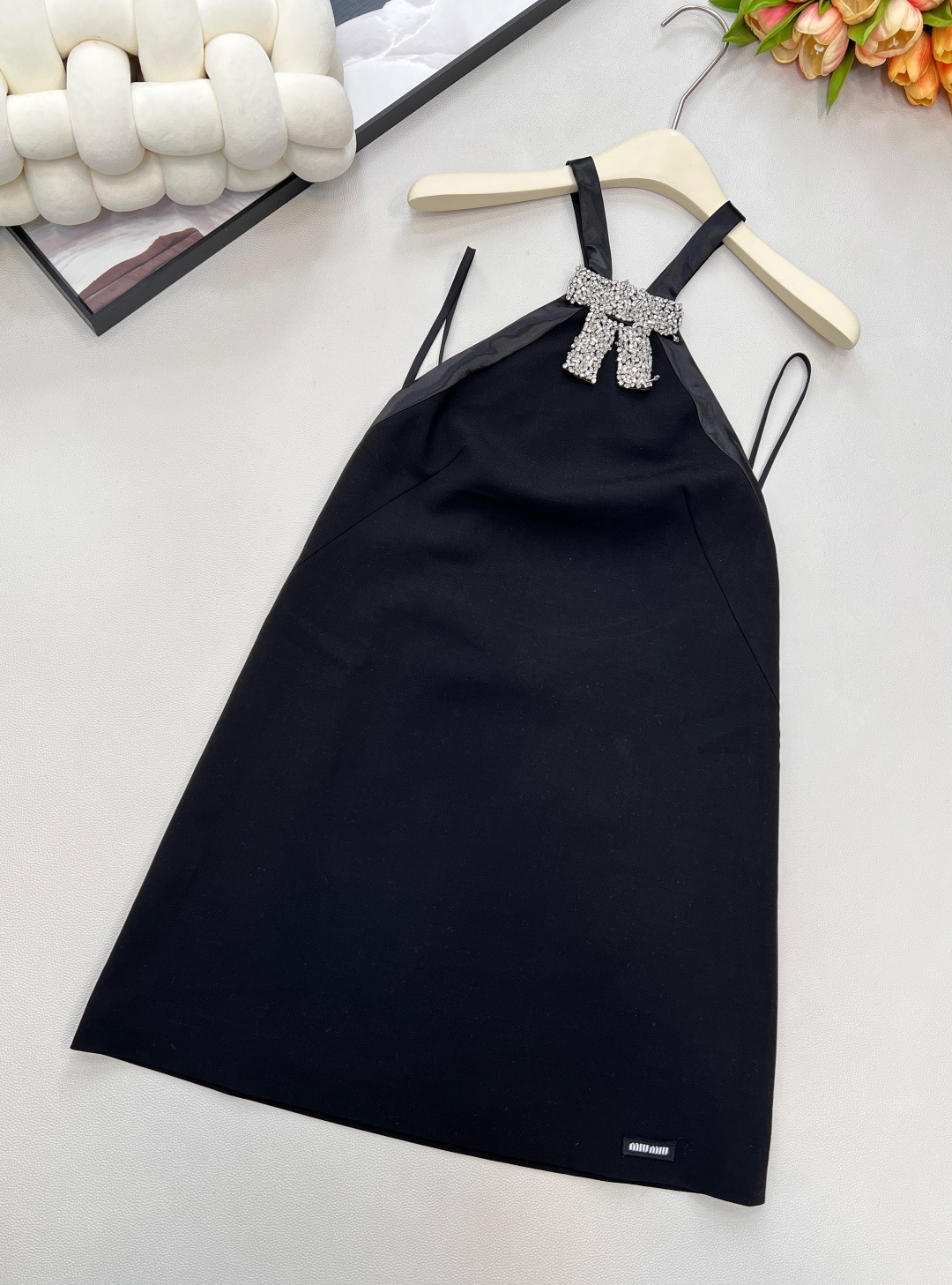 🆕Miumiu25Fw秋冬新款重工蝴蝶结钻黑色吊带迷你连衣裙丨⚠独家yb开发！顶级高版出品！缎面黑裙自带
