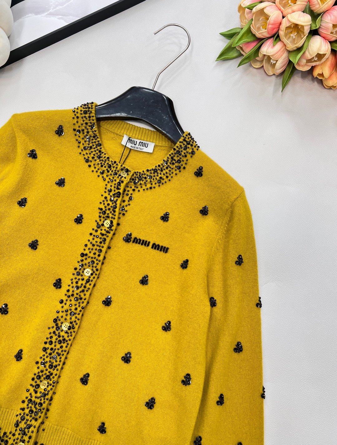 🆕Miumiu2025新款字母提花亮片钉珠针织开衫，定制YB羊毛纱线织造，密度细针织造，清晰毛感肌理，舒