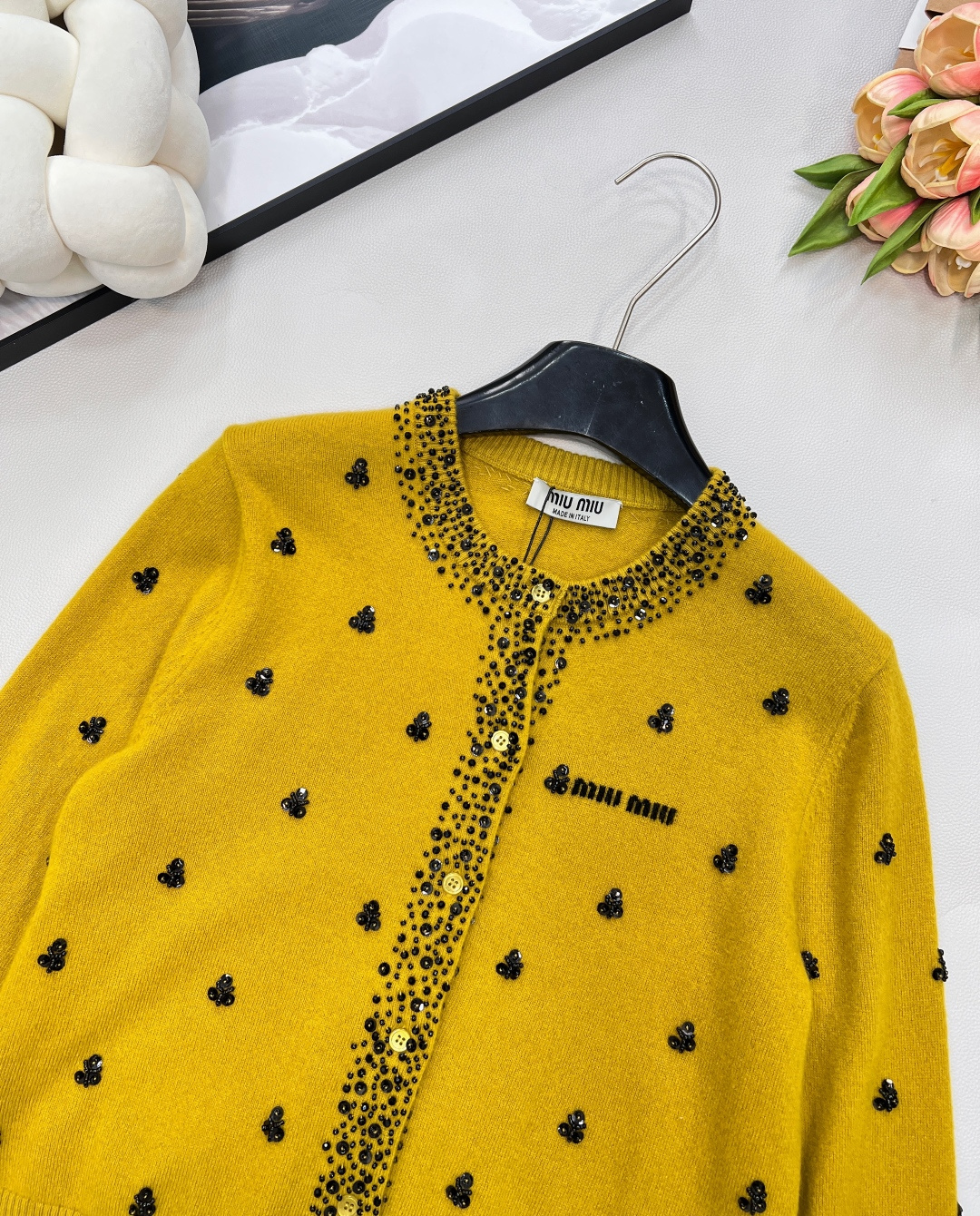 🆕Miumiu2025新款字母提花亮片钉珠针织开衫，定制YB羊毛纱线织造，密度细针织造，清晰毛感肌理，舒