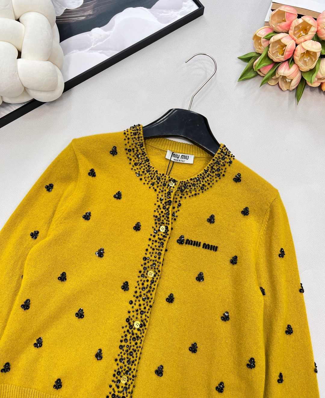 🆕Miumiu2025新款字母提花亮片钉珠针织开衫，定制YB羊毛纱线织造，密度细针织造，清晰毛感肌理，舒