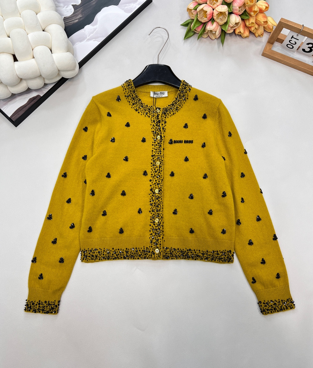 NO:650667,Miumiu2025 new letter jacquard sequin beading knitted cardigan, customized YB wool yarn weaving, dense fine knitting, clear wooly texture, comfortable and skin-friendly, round neck, right shoulder button cardigan cut, the letter logo on the chest highlights the tonality, the neckline extends to the front hem and cuffs.  Intensive beading outlines the hemming, and various materials of sequined beading are positioned on both sides of the body, which are combined into a flower pattern, reflecting gorgeous light, and creating a gorgeous and relaxed feeling. The leader's hem is threaded, full of elasticity, and the color scheme is rich in design layering. The version is inclusive of the figure, making it fashionable to wear for younger ages. Customized surface accessories  , complete three standards, large shipments, size sml code M, miumiu, alexander wang19860909Miumiu2025新款字母提花亮片钉珠针织开衫,定制YB羊毛纱线织造,密度细针织造,清晰毛感肌理,舒适亲肤,圆领正肩纽扣开襟开衫剪裁,胸口字母徽标突出调性,领口延伸至前襟下摆和袖口,以密集钉珠勾勒包边,大身两侧定位分布亮片钉珠多种素材,组合成花朵图案,折射出华丽光线,穿出华丽松弛感,领袖口衣摆螺纹收边,弹性十足,配色丰富设计层次感,版型包容身材,穿搭减龄时髦.定制面辅料 ,三标齐全,大货出 尺码sml 编码M,,miumiu,alexander wang,Women's clothing