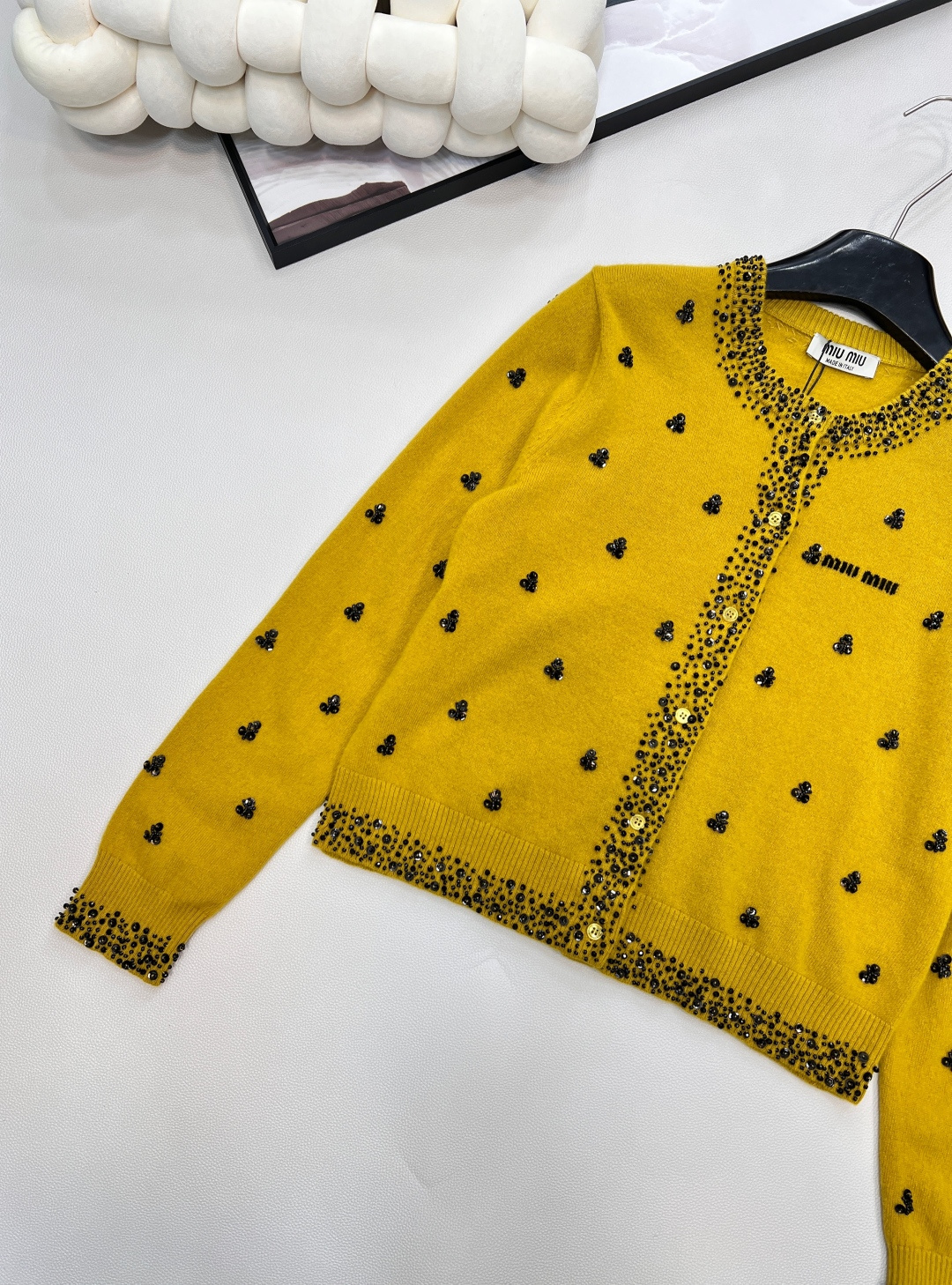 🆕Miumiu2025新款字母提花亮片钉珠针织开衫，定制YB羊毛纱线织造，密度细针织造，清晰毛感肌理，舒