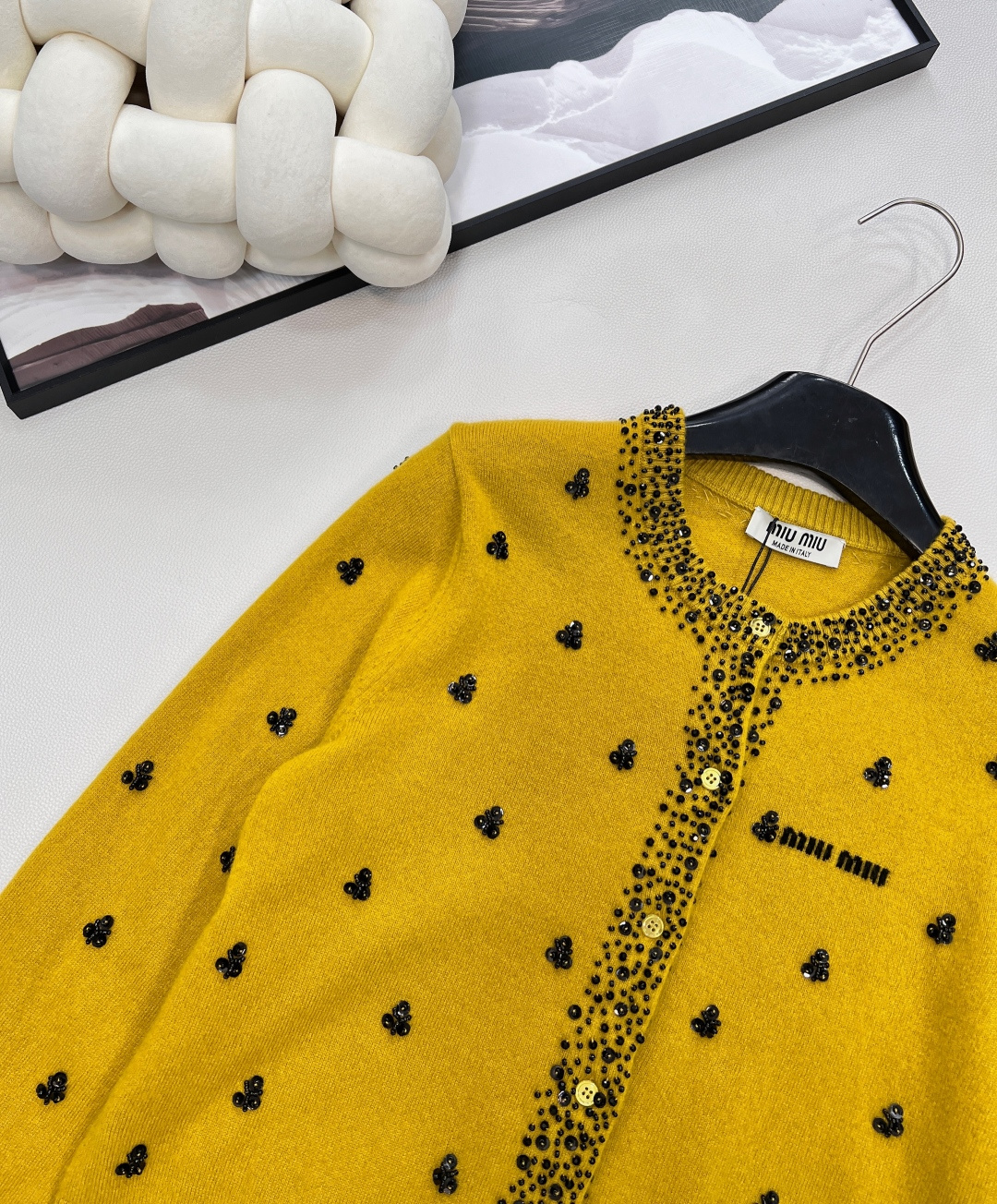🆕Miumiu2025新款字母提花亮片钉珠针织开衫，定制YB羊毛纱线织造，密度细针织造，清晰毛感肌理，舒