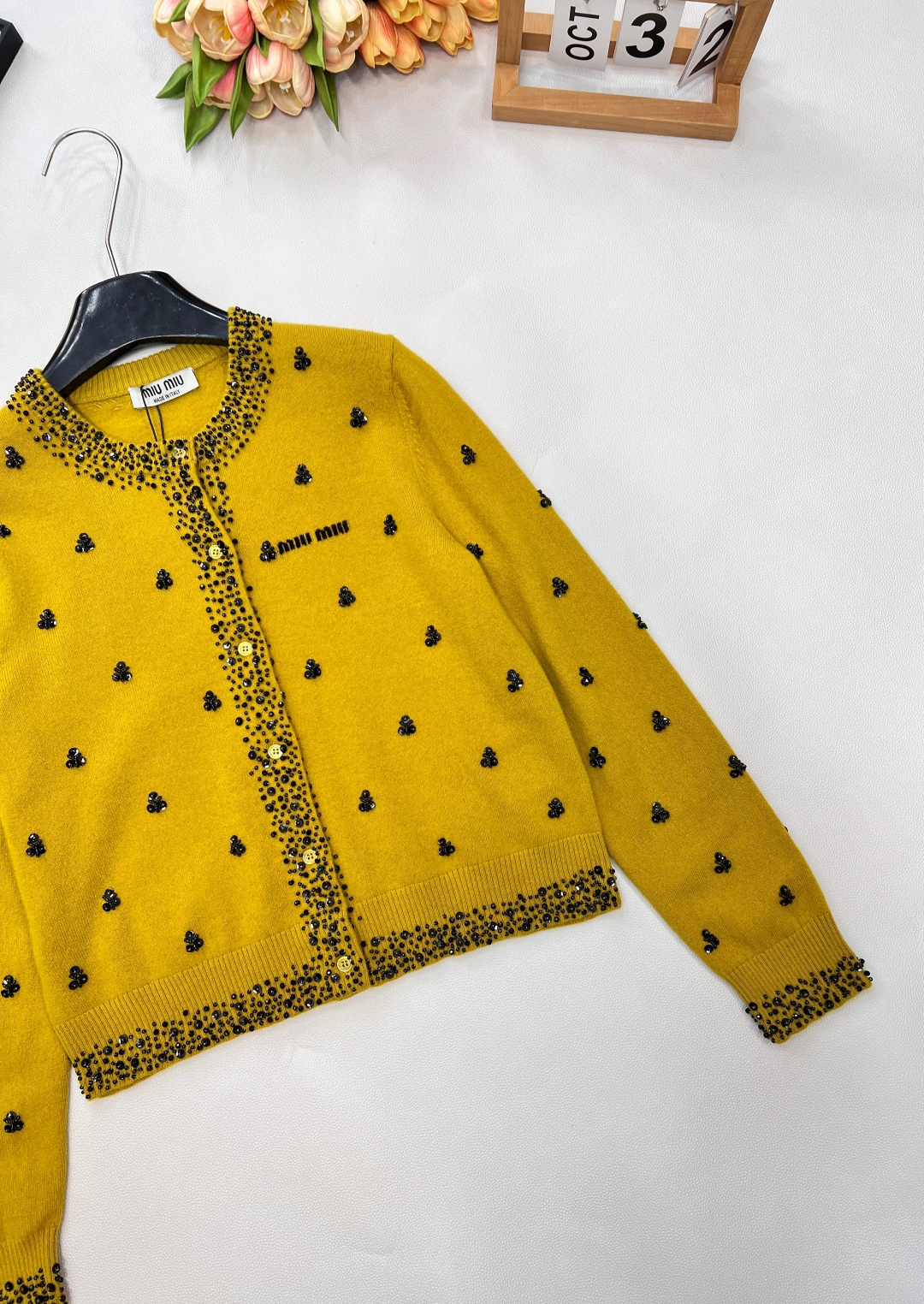 🆕Miumiu2025新款字母提花亮片钉珠针织开衫，定制YB羊毛纱线织造，密度细针织造，清晰毛感肌理，舒