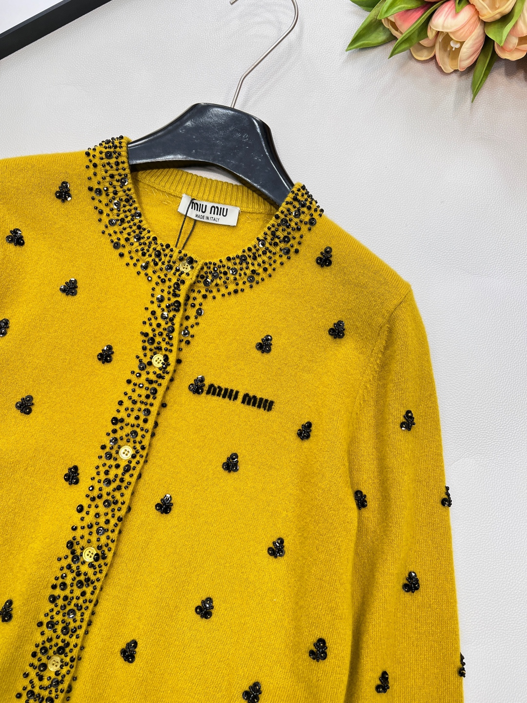 🆕Miumiu2025新款字母提花亮片钉珠针织开衫，定制YB羊毛纱线织造，密度细针织造，清晰毛感肌理，舒