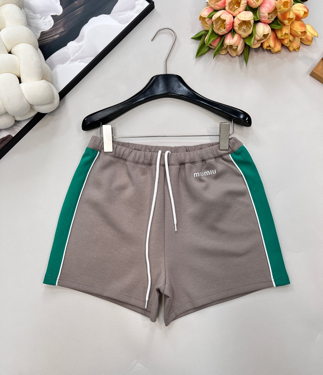 NO:650653,MIU MIU2025SS new spring and summer letter embroidered color-blocked webbing drawstring shorts, wide-brimmed elastic waistband, high elasticity, not tight. The tightness can be adjusted for comfort and not tightness, and the overall wiring inside is finely crafted. It is lazy, comfortable and casual, mainly because it is very fashionable. It can't be more comfortable when going out for daily walks!  I really like the loose and lazy style. It is full of texture and is guaranteed to make you look stylish!  A must-have for trendy travel, this is a must-have item that looks great on every girl!  Very trendy but not ostentatious!  Invincible cover of flesh. Letter embroidery and full sense of design. Paired with the same series of jackets, complete with three labels, large quantities. Size sml code M, miumiu, shorts, jackets & coats, alexander wang19860909MIU MIU2025SS春夏新款字母刺绣拼色织带抽绳短裤 宽边松紧裤腰头 弹力大 不勒腰.松紧度可调节舒适不紧绷,内里整体走线做工精细 慵懒舒适又随意,主要是很洋气,日常出门遛弯也再舒适不过了！宽松慵懒风真的爱了质感满满 保证让你穿出逼格！潮流出行 百搭必备小姐姐上身都超级好看的一款！很潮却不张扬！ 无敌遮肉.字母刺绣又满满的设计感.搭配同系列外套,三标齐全,大货出 尺码sml 编码M,,miumiu,shorts,jackets & coats,alexander wang,Women's clothing