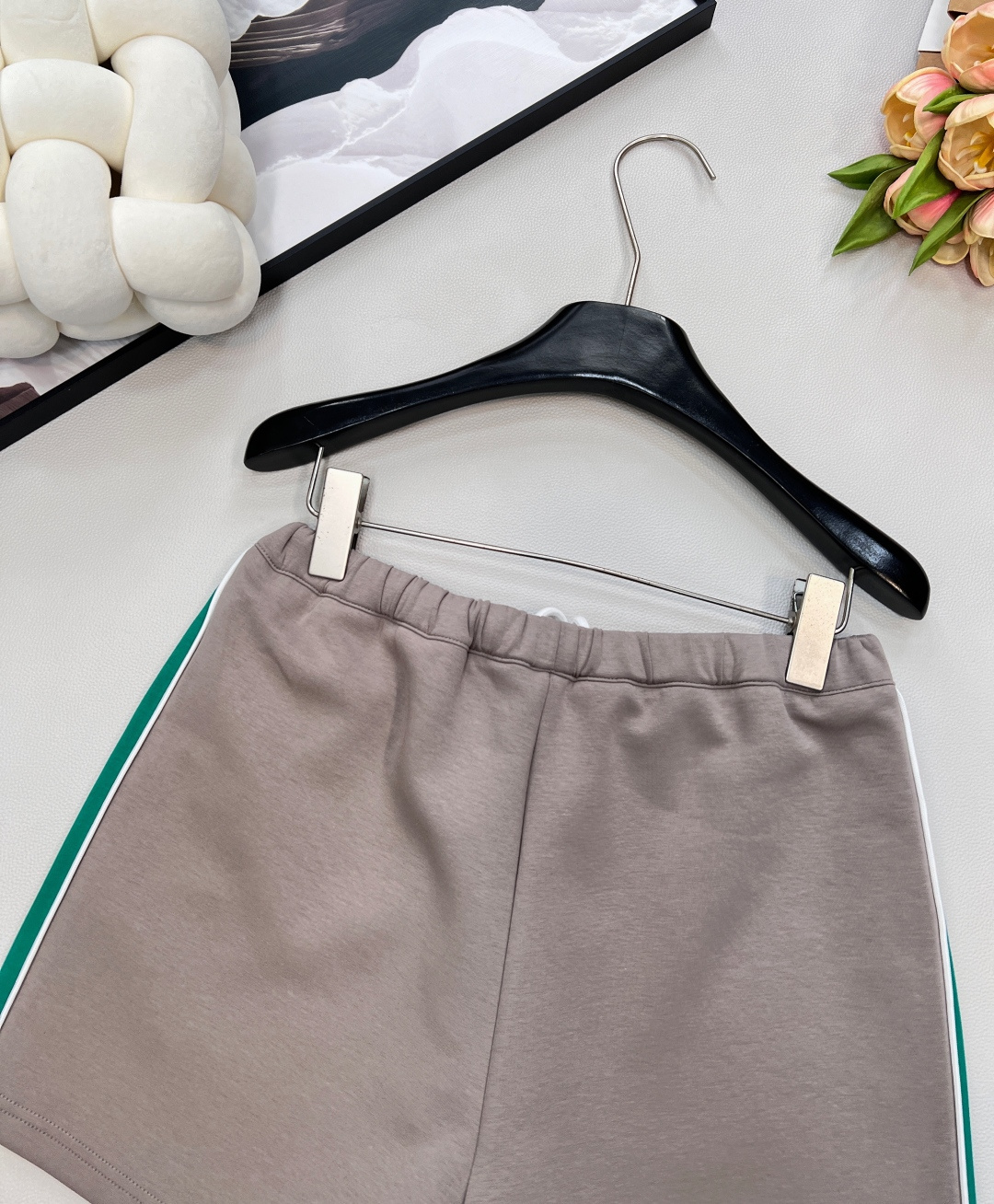 🆕MIU MIU2025SS春夏新款字母刺绣拼色织带抽绳短裤宽边松紧裤腰头 弹力大 不勒腰。松紧度可调节