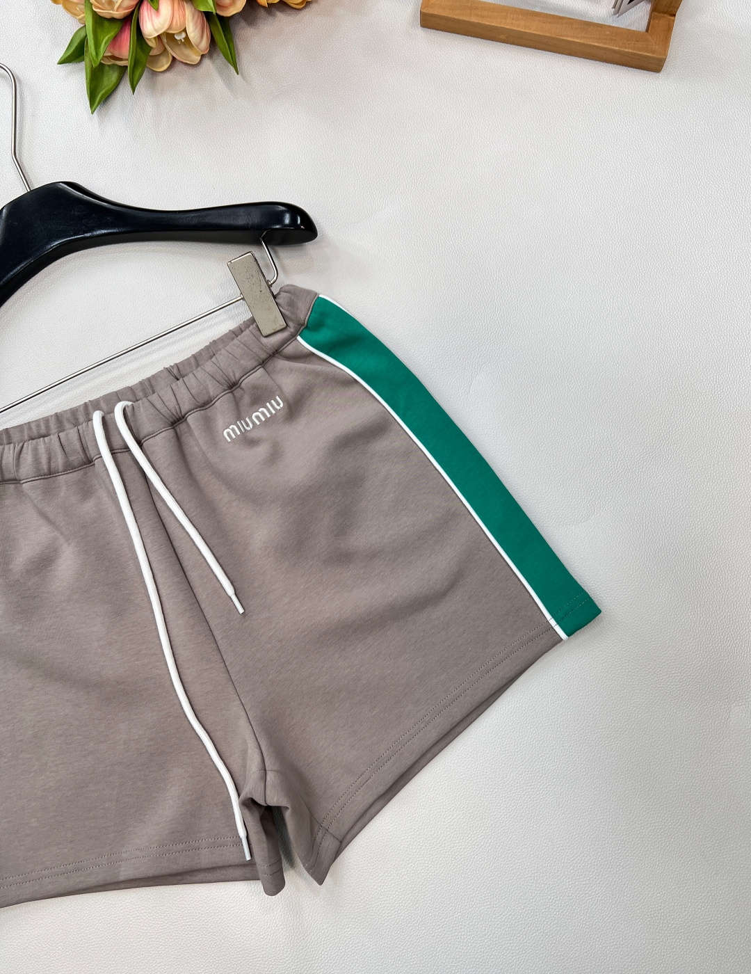 🆕MIU MIU2025SS春夏新款字母刺绣拼色织带抽绳短裤宽边松紧裤腰头 弹力大 不勒腰。松紧度可调节