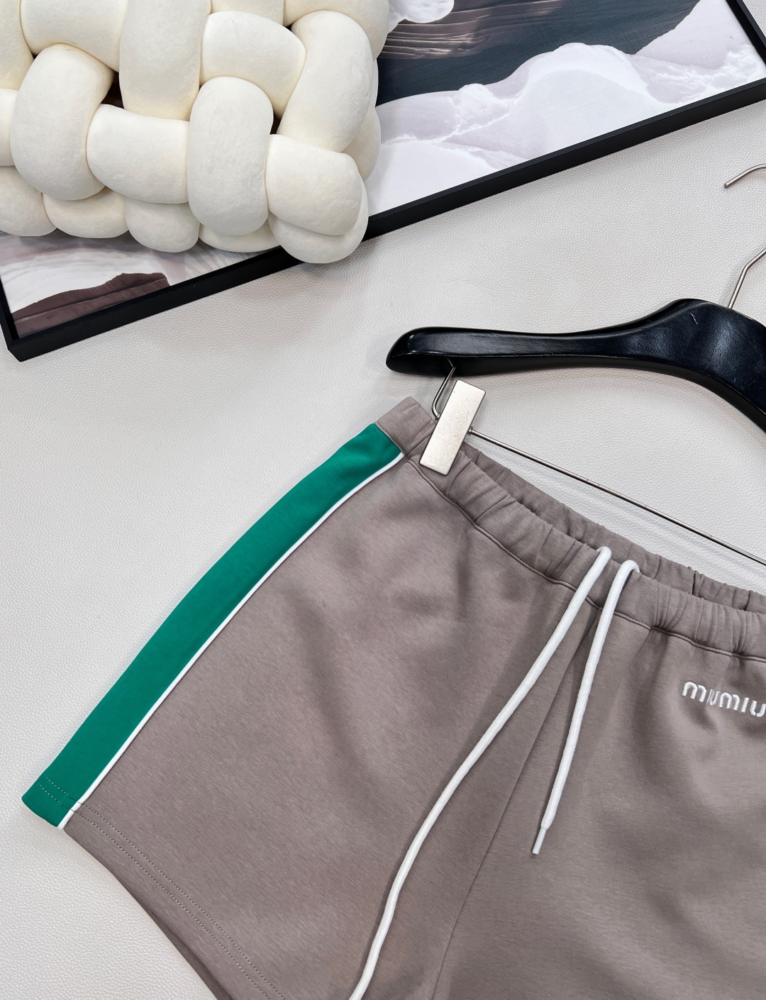 🆕MIU MIU2025SS春夏新款字母刺绣拼色织带抽绳短裤宽边松紧裤腰头 弹力大 不勒腰。松紧度可调节