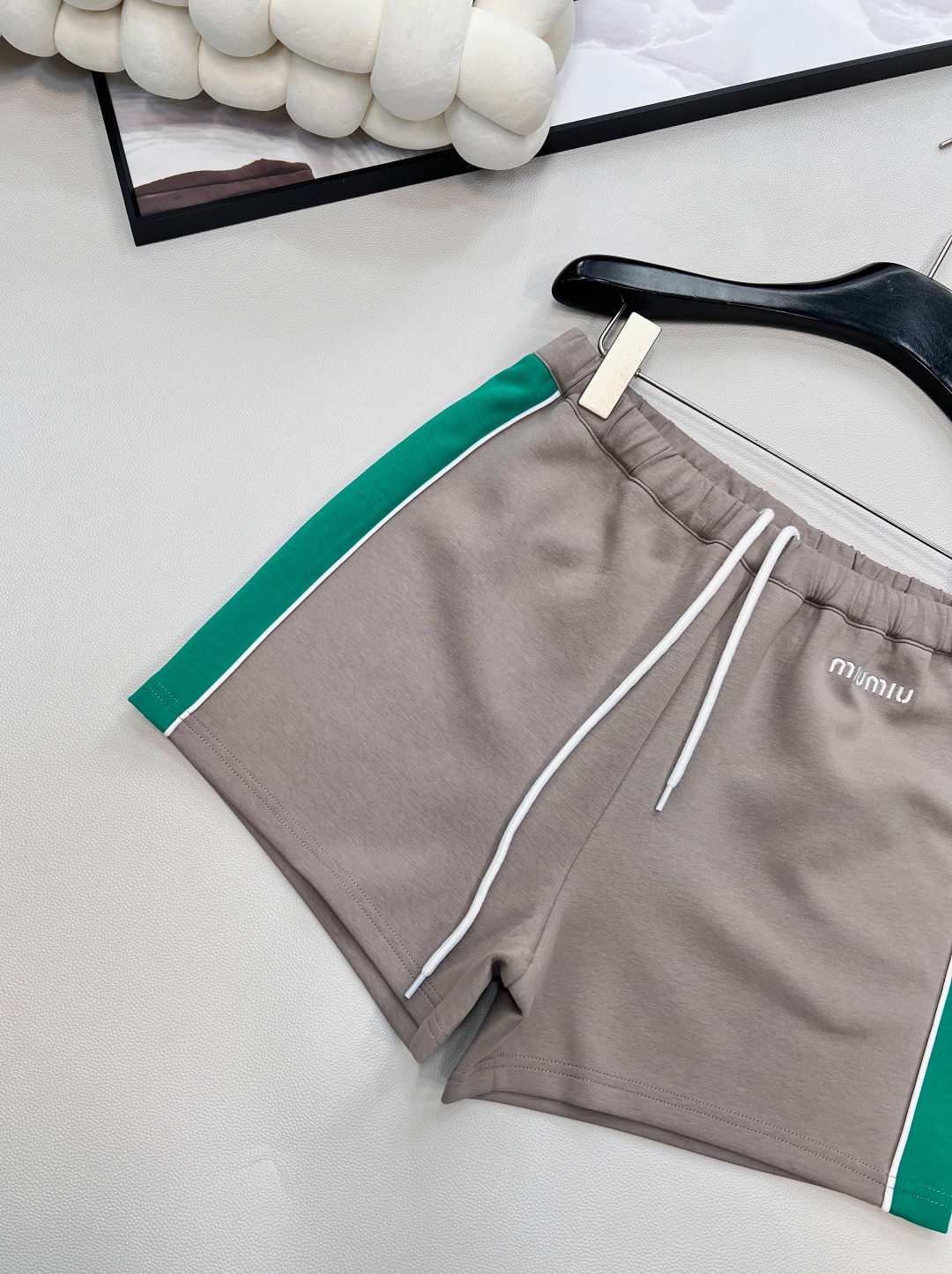 🆕MIU MIU2025SS春夏新款字母刺绣拼色织带抽绳短裤宽边松紧裤腰头 弹力大 不勒腰。松紧度可调节