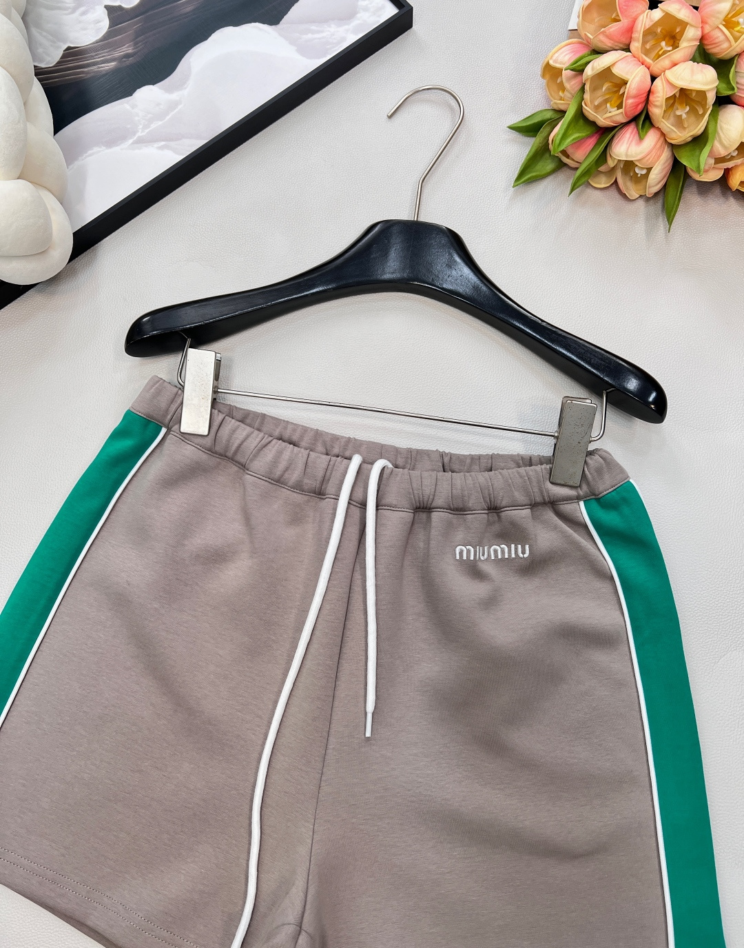 🆕MIU MIU2025SS春夏新款字母刺绣拼色织带抽绳短裤宽边松紧裤腰头 弹力大 不勒腰。松紧度可调节