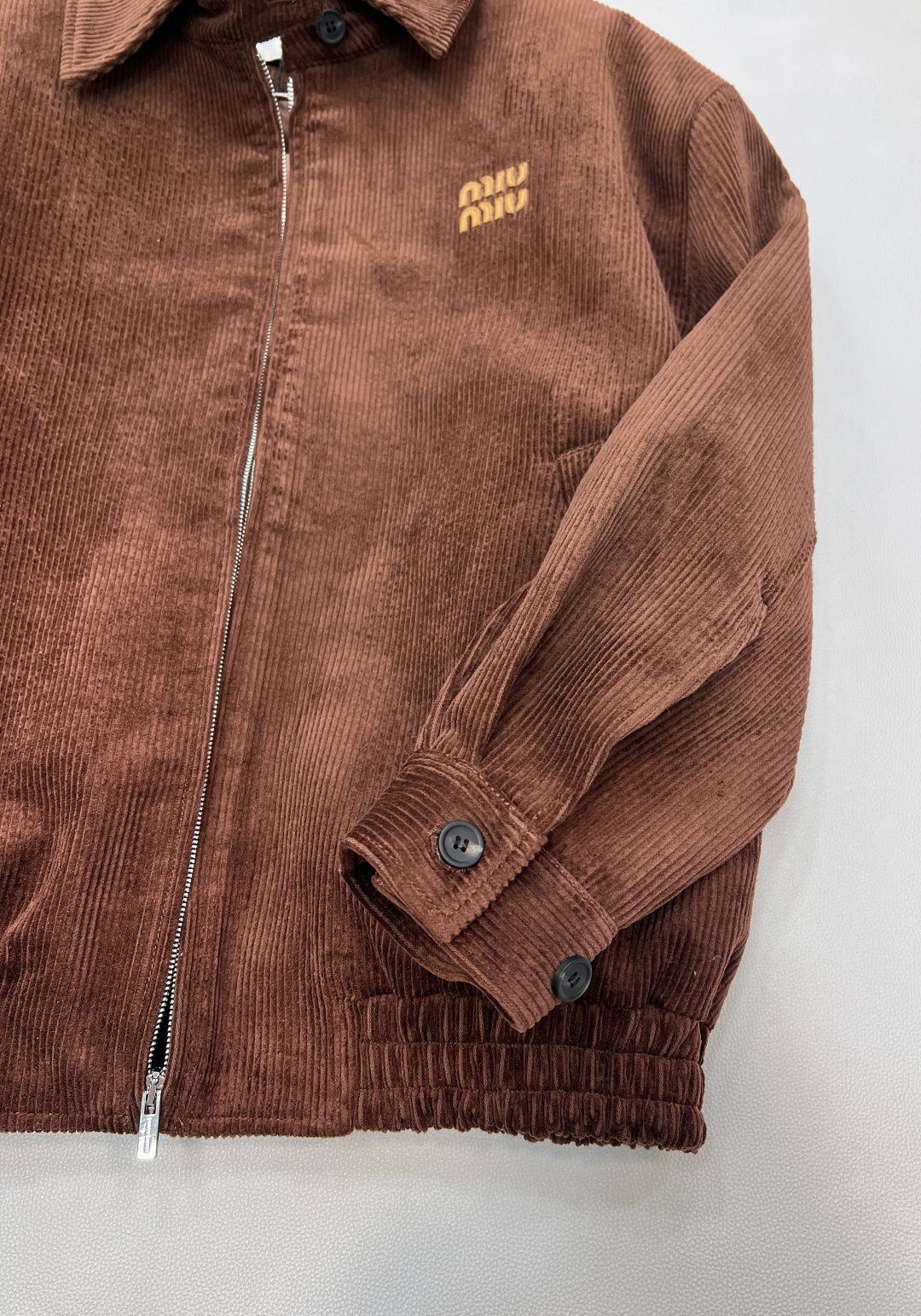 🆕MiuMiu25Fw秋冬新款复古焦糖棕灯芯绒拉链夹克外套🧥原版开发！高版出品！软糯的宽条灯芯绒自带绒面
