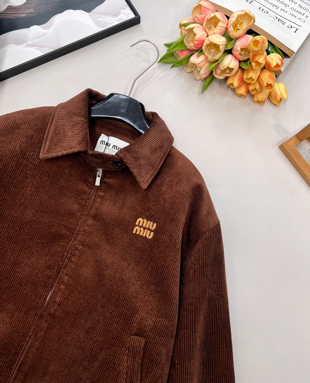 🆕MiuMiu25Fw秋冬新款复古焦糖棕灯芯绒拉链夹克外套🧥原版开发！高版出品！软糯的宽条灯芯绒自带绒面