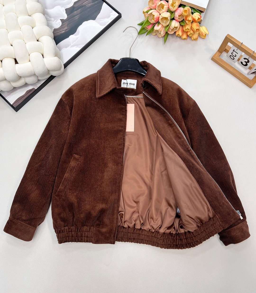 🆕MiuMiu25Fw秋冬新款复古焦糖棕灯芯绒拉链夹克外套🧥原版开发！高版出品！软糯的宽条灯芯绒自带绒面