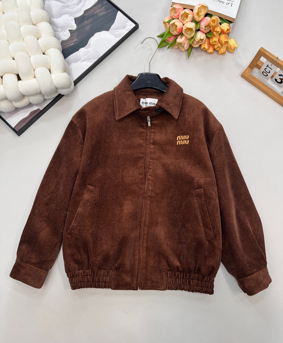 NO:650639,MiuMiu25Fw autumn and winter new retro caramel brown corduroy zipper jacket original development!  High quality production!  The soft and waxy wide strips of corduroy have a suede sheen that feels gentle and warm against the skin. The silhouette creates a casual and relaxed atmosphere, and the pleated details on the collar and cuffs add a bit of girlish playfulness. The three-dimensional logo on the left chest is a low-key and exquisite footnote, and the zipper placket is suitable for various inner layerings. I recommend this season’s caramel brown jacket, which combines laziness and elegance into daily life. The three standards are complete, and the goods are sold in large quantities.  Size sml code,,miumiu,jackets & coats,jackets & coats,alexander wang19860909MiuMiu25Fw秋冬新款复古焦糖棕灯芯绒拉链夹克外套原版开发！高版出品！软糯的宽条灯芯绒自带绒面光泽,贴肤是秋日里的温柔暖意,廓形剪裁裹出随性松弛的氛围,领口、袖口的细节收褶又添了几分少女感的俏皮.左胸的立体logo标识是低调的精致注脚,拉链开襟适配各种内搭叠穿.推荐本季这件焦糖棕夹克,把慵懒与贵气揉成了日常.三标齐全,大货出 尺码sml 编码,,miumiu,jackets & coats,jackets & coats,alexander wang,Women's clothing