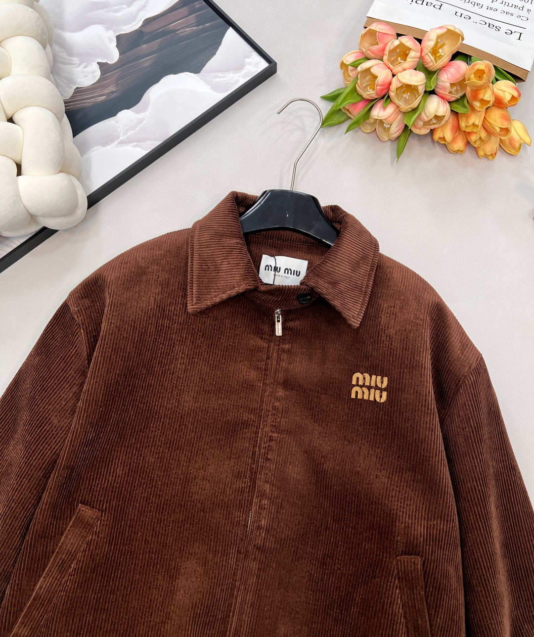 🆕MiuMiu25Fw秋冬新款复古焦糖棕灯芯绒拉链夹克外套🧥原版开发！高版出品！软糯的宽条灯芯绒自带绒面