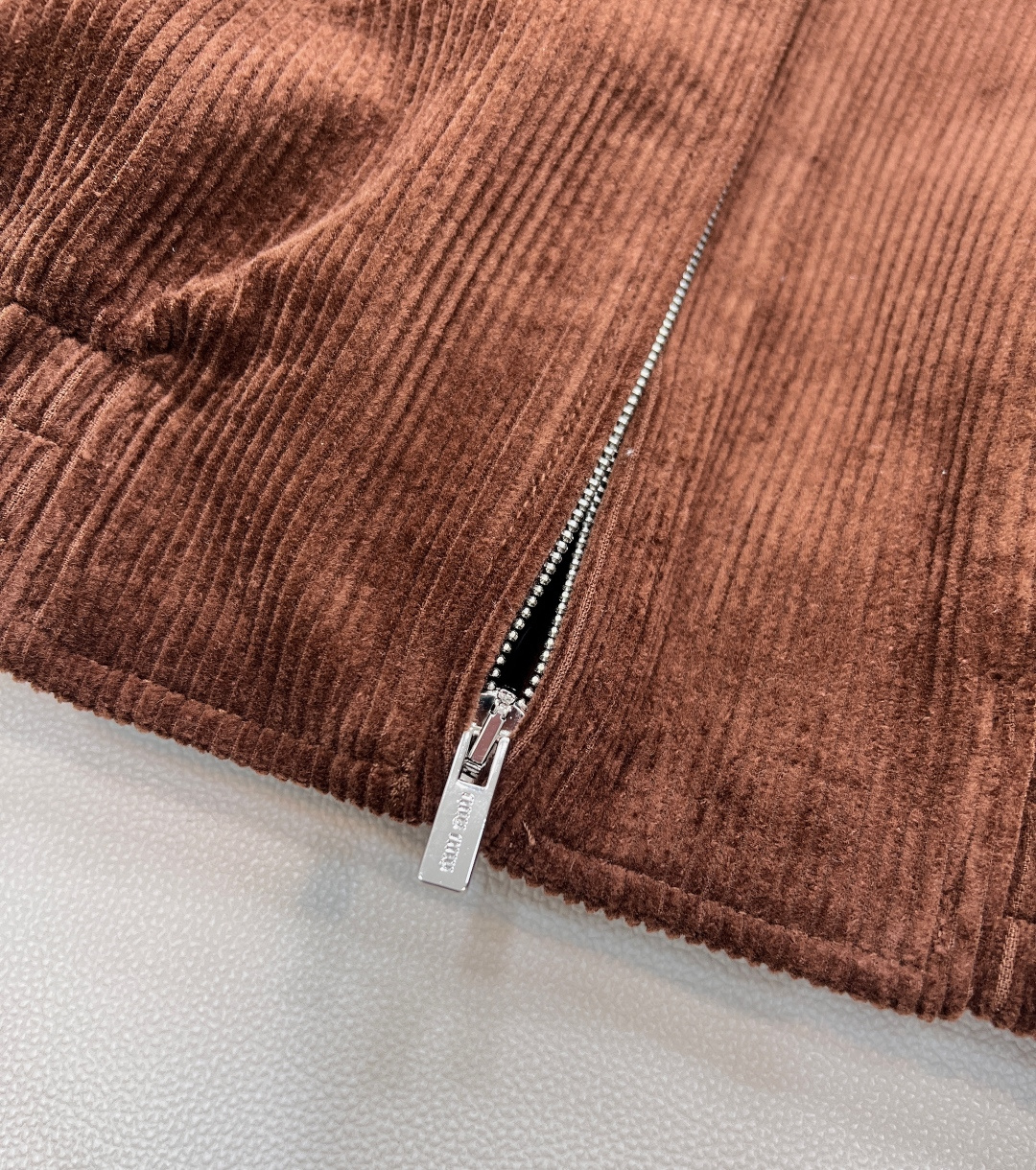 🆕MiuMiu25Fw秋冬新款复古焦糖棕灯芯绒拉链夹克外套🧥原版开发！高版出品！软糯的宽条灯芯绒自带绒面