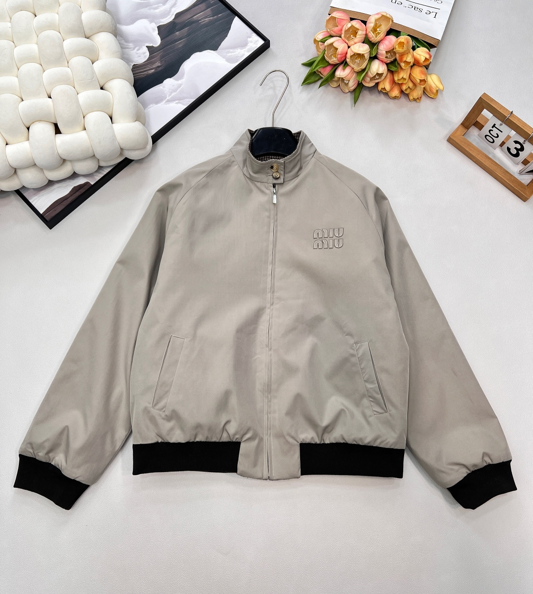 NO:650619,MiuMiu26Ss early spring new reversible houndstooth jacket丨exclusively developed by yb!  High quality production!  One side is made of matte gray soft-light fabric, embellished with a three-dimensional Miu logo, which is cool and elegant, like the spring wind wrapping around the body; turned over, it is a classic houndstooth pattern, with a retro texture that has a French sense of relaxation. Wear it casually and you will feel 'effortless elegance'. Both the front and back sides can highlight the atmosphere of early spring wear, and it is a wardrobe treasure of 'one piece is enough for two pieces'~ Complete with three standards, large quantities are available. Sizes are sml,, miumiu, jackets & coats, alexander  wang19860909MiuMiu26Ss早春新款双面穿千鸟格夹克丨独家yb开发！高版出品！一面是雾灰柔光面料,缀着立体Miu标识,清冷淡雅像把春天的风裹在身上；翻过来是经典千鸟格纹,复古肌理自带法式松弛感,随便一穿就是“不费力的贵气”.正反两面都能戳中早春穿搭的氛围感,是“一件顶两件”的衣橱宝藏~三标齐全,大货出 尺码sml 编,,miumiu,jackets & coats,alexander wang,Women's clothing