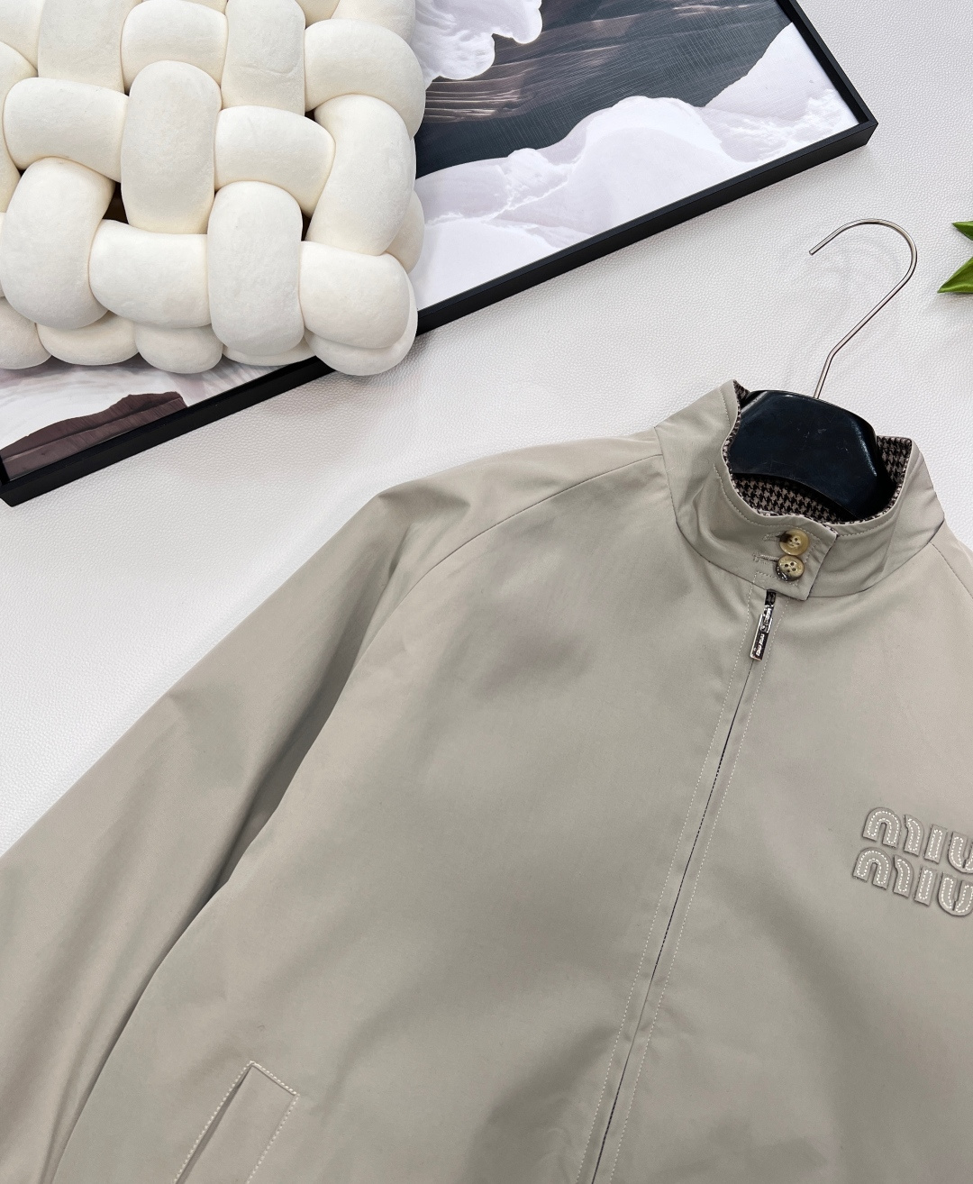 🆕MiuMiu26Ss早春新款双面穿千鸟格夹克丨⚠独家yb开发！高版出品！一面是雾灰柔光面料，缀着立体M