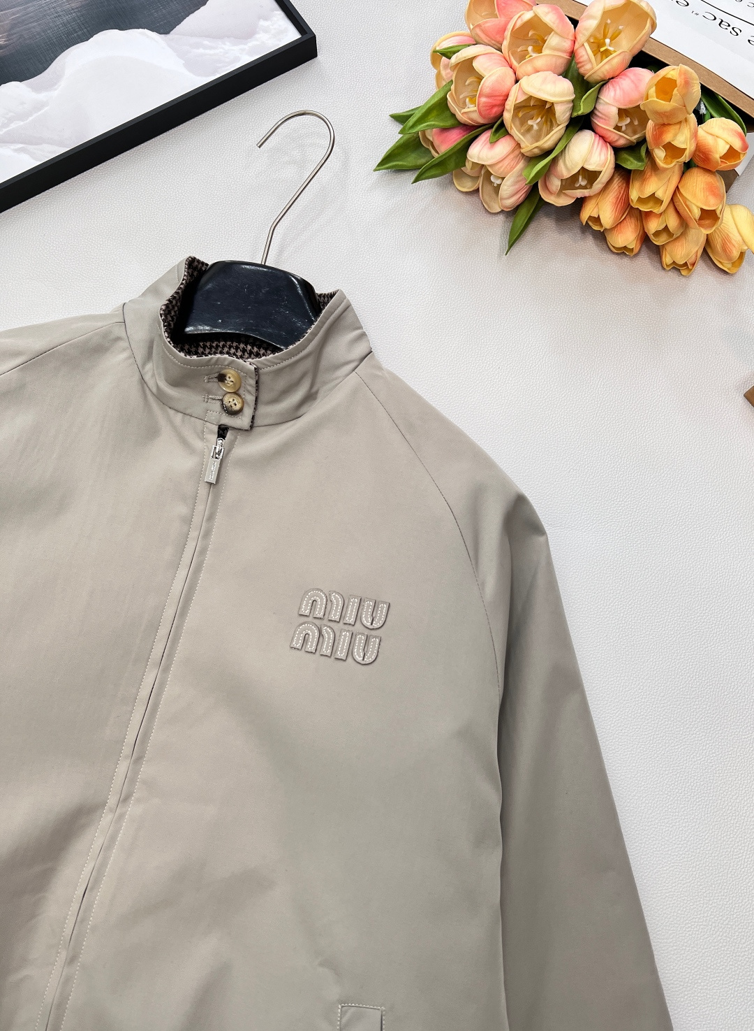 🆕MiuMiu26Ss早春新款双面穿千鸟格夹克丨⚠独家yb开发！高版出品！一面是雾灰柔光面料，缀着立体M