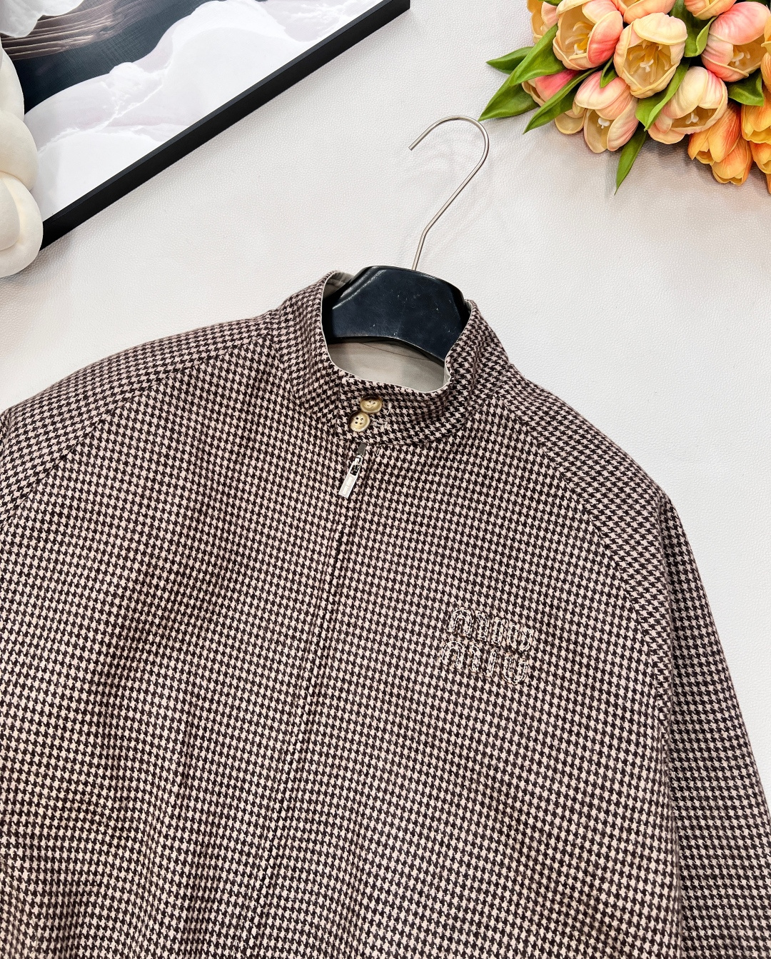 🆕MiuMiu26Ss早春新款双面穿千鸟格夹克丨⚠独家yb开发！高版出品！一面是雾灰柔光面料，缀着立体M