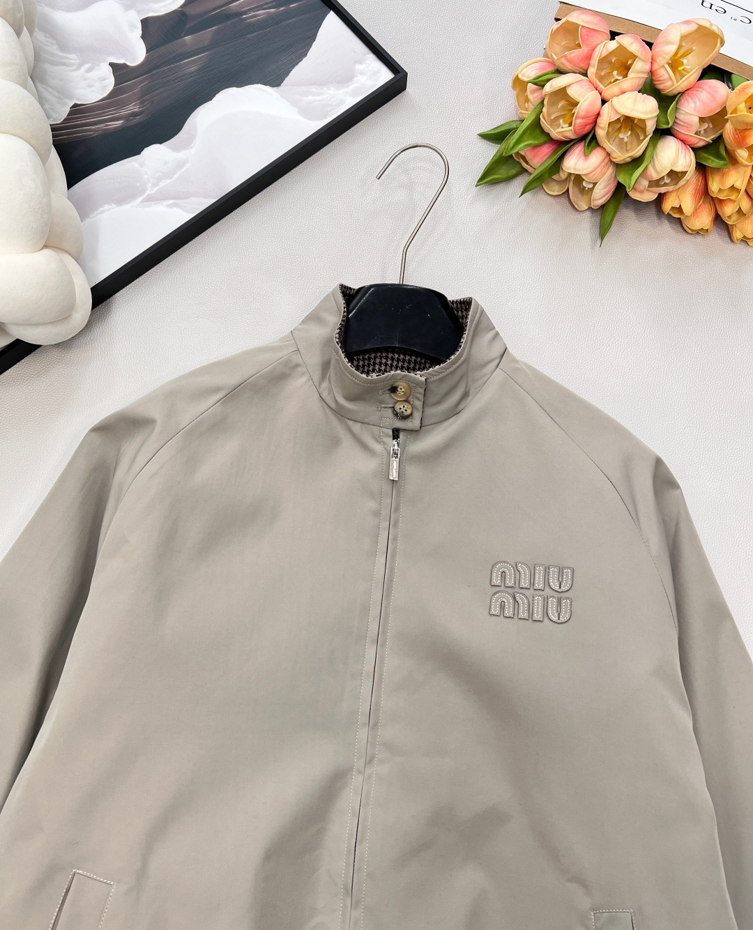 🆕MiuMiu26Ss早春新款双面穿千鸟格夹克丨⚠独家yb开发！高版出品！一面是雾灰柔光面料，缀着立体M
