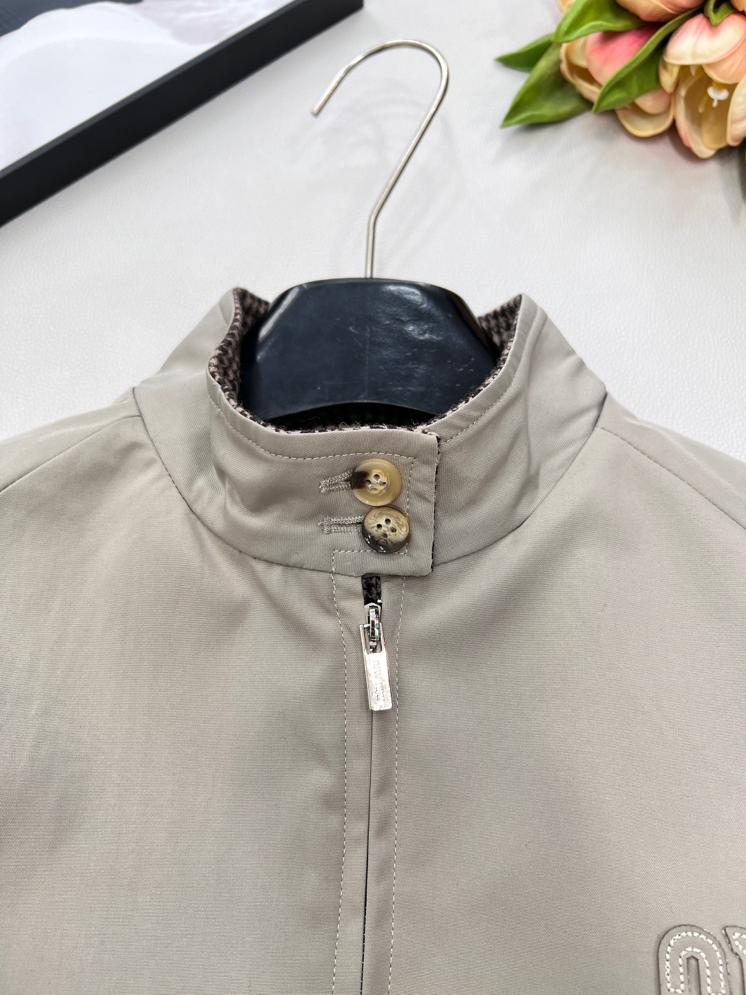 🆕MiuMiu26Ss早春新款双面穿千鸟格夹克丨⚠独家yb开发！高版出品！一面是雾灰柔光面料，缀着立体M