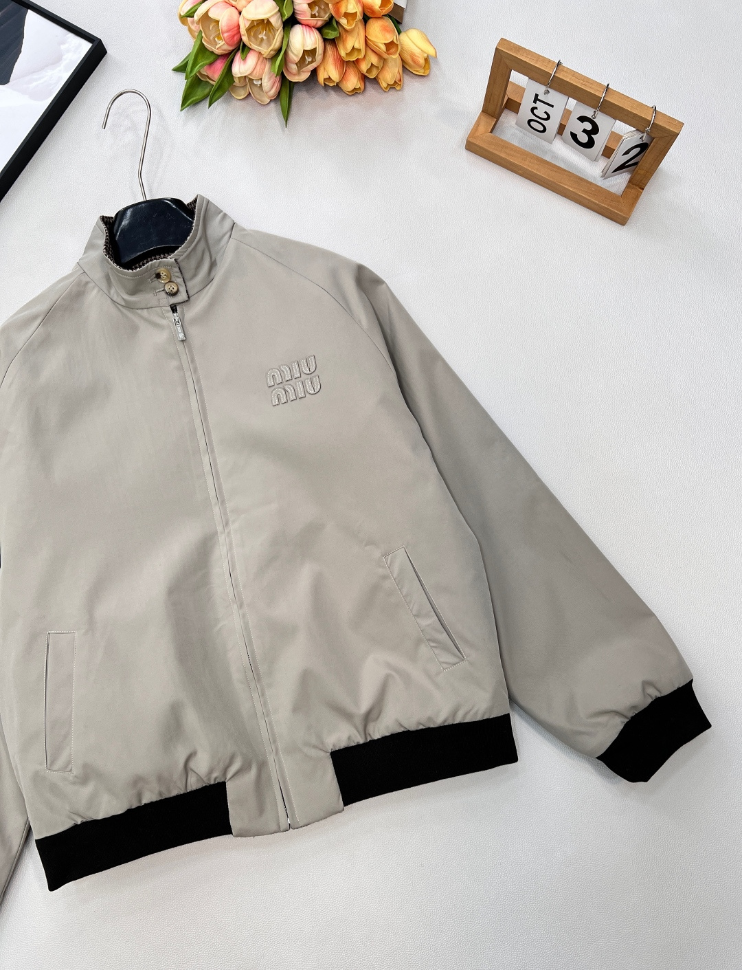 🆕MiuMiu26Ss早春新款双面穿千鸟格夹克丨⚠独家yb开发！高版出品！一面是雾灰柔光面料，缀着立体M