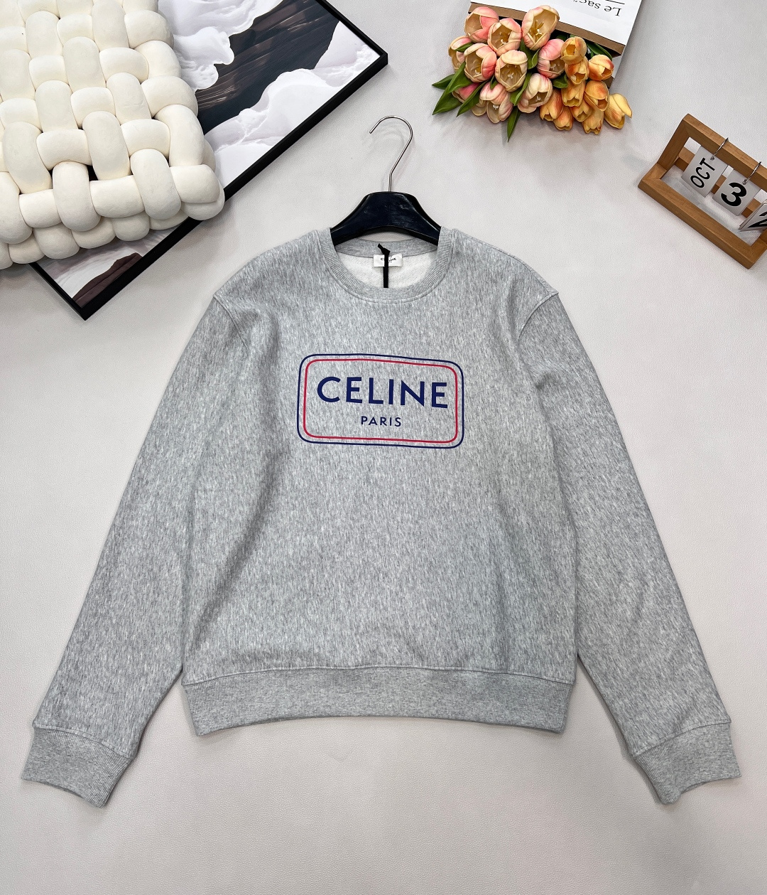 NO:650607,Celine2025 new round neck sweatshirt with letter logo printing, customized YB raw cotton material, not easy to deform and pill after long-term washing, full texture, after multiple washing processes, showing a retro style. Pullover round neck sweatshirt cut, fashionable and casual, chest  Printing technology is used on the front to outline the stripes and contrasting color outer square frame and the inner letter logo to strengthen the brand identity and instantly show a sense of fashion and high-end. The loose version combined with dropped shoulder details adds a relaxed atmosphere. It is a guide for daily casual wear, relaxed and fashionable. Complete with three standards, large quantities are shipped.  Size sml code E,,celine,hoodie,sweatshirts,alexander wang19860909Celine2025新款圆领字母徽标印花卫衣,定制YB原生全棉材质,久洗不易变形起球,质感十足,经过多重水洗工艺处理,呈现复古风格.套头圆领卫衣裁剪,时髦休闲,胸前利用印花工艺,勾勒出条纹撞色外方框内里字母徽标,加强品牌标识度,时尚高级感立现,宽松版型结合落肩细节,增添松弛气息,日常休闲穿搭指南,松弛时髦.三标齐全,大货出 尺码sml 编码E,,celine,hoodie,sweatshirts,alexander wang,Women's clothing
