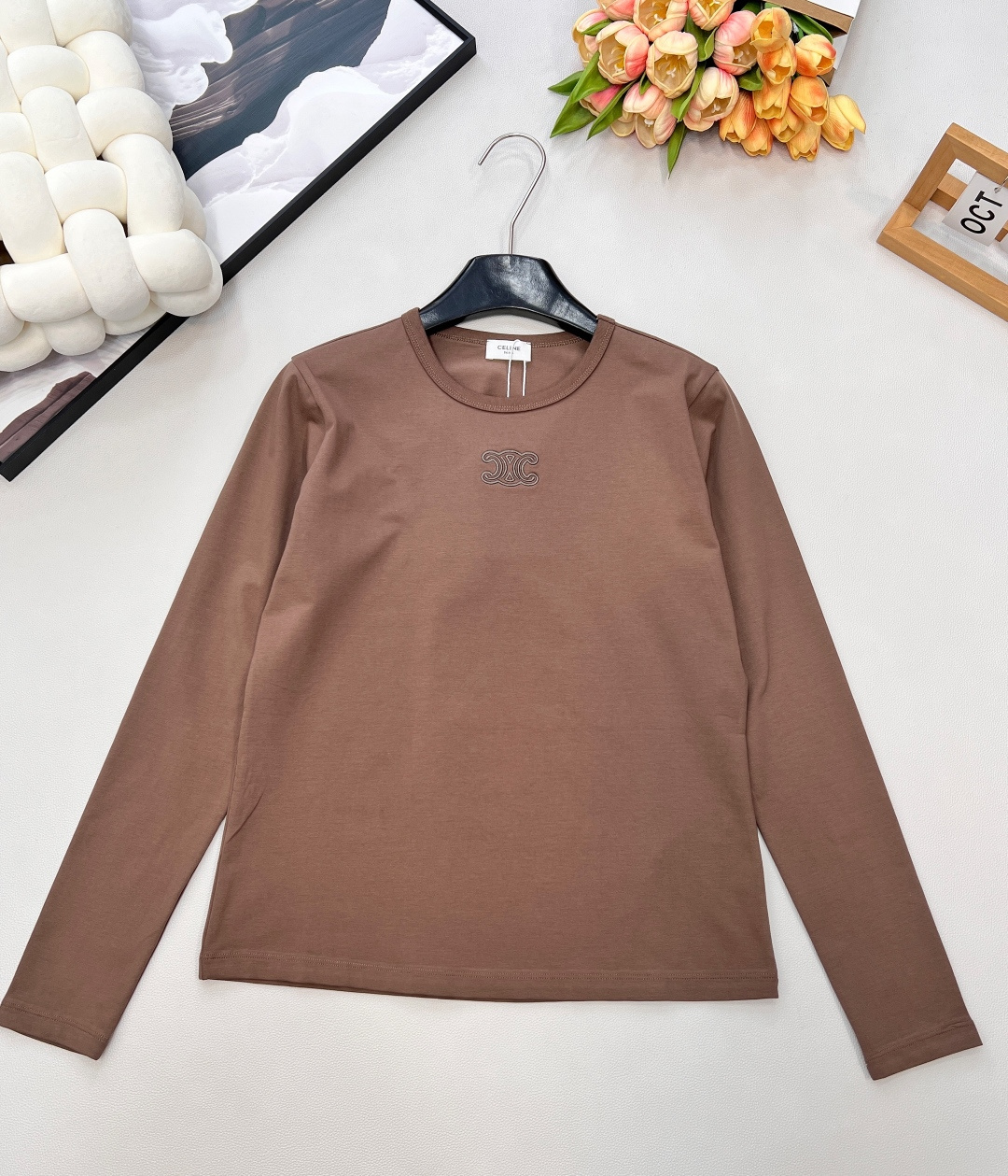 NO:650583,Celine2025 new round neck embroidered cotton long-sleeved T-shirt, customized YB native cotton material, made with machines imported from Germany, ultra-density processing, stylish texture, stretchy and comfortable, perfectly restored YB quality, you can feel the ultimate enjoyment when you get it. Slim-fitting long-sleeved top cut, slim and fashionable to wear, embroidery technology is used on the chest to outline the Arc de Triomphe logo, strengthen the brand identity, fashionable and high-end, fashionable and relaxed, stylish and stylish when worn alone or inside. Customized surface accessories  Complete three standards, large shipments, size sml code, celine, tees, t-shirt, alexander wang19860909Celine2025新款圆领刺绣全棉长袖T恤,定制YB原生全棉材质,德国进口机器打造,超密度处理,质感有型,弹力舒适,完美还原YB品质,拿到手感受极致享受,修身长袖上衣剪裁,穿搭显瘦时尚,胸前利用刺绣工艺,勾勒出凯旋门徽标,加强品牌标识度,时尚高级感立现,时髦松弛,单穿内搭都出彩时髦.定制面辅料 三标齐全,大货出 尺码sml 编码,,celine,tees，t-shirt,alexander wang,Women's clothing