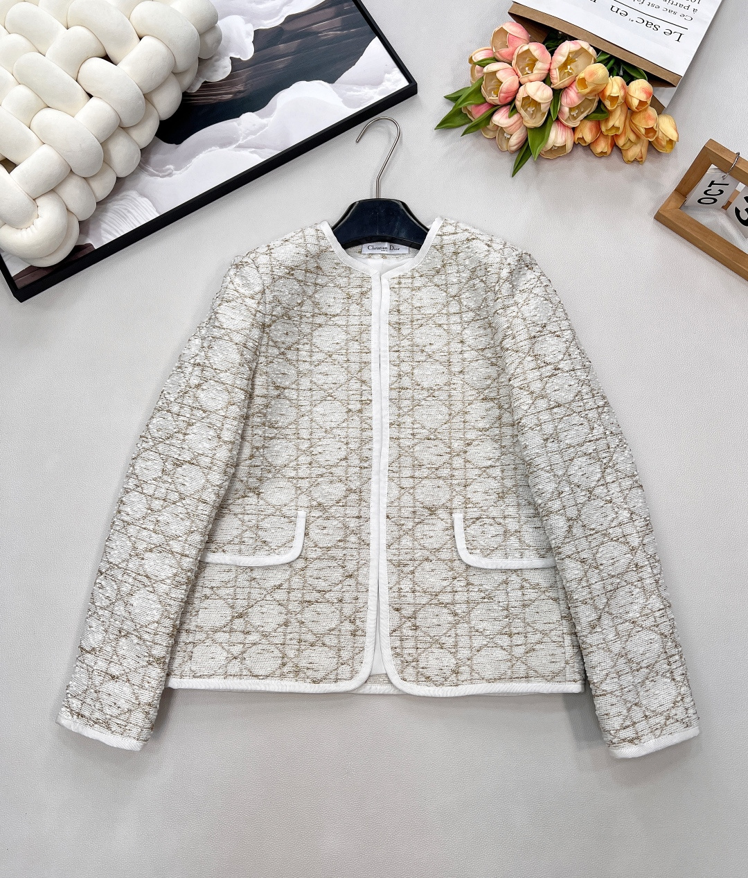 NO:651845,DIOR2025 new cannage pattern jacquard silhouette jacket, when the texture of advanced customization is integrated into daily relaxation, it uses YB imported jacquard material. In the fabric with its own delicate texture, golden yarn and light-toned base are interwoven to create a full cannage pattern. The luster ripples with the light and shadow, and it comes with a noble filter.  The round neck silhouette + cocoon-shaped front shoulder design hides the flesh. Careful loose tailoring weakens the shoulder line, accommodates shoulder width, waist and abdomen lines, and the upper body makes the figure slim. The three-dimensional white binding on the front, collar, and cuffs is the finishing touch. The neat lines neutralize the softness of the jacquard, adding a bit of refinement and sharpness to the loose feeling. It is suitable for daily wear with shirts and suspenders. It is an 'atmosphere confidence style' that can be worn from commuting to dating. Complete with three standards, large quantities are shipped.  Size sml code D,,dior,jackets & coats,shirts,alexander wang19860909DIOR2025新款藤格纹提花廓形外套,当高级定制的质感融入日常松弛感,选用YB进口提花材质,自带细腻肌理的面料里,金色纱线与浅调基底交织出满铺藤格纹,光泽随光影轻漾,自带显贵滤镜. 圆领廓形+正肩茧形设计是藏肉小心机宽松剪裁弱化肩线,包容肩宽、腰腹线条,上身反而衬得身姿纤薄；前襟、领口、袖口的立体白色捆边是点睛之笔,利落线条中和了提花的柔,让松弛感里多了几分精致锐利.日常搭衬衫、吊带都适配,是能从通勤穿到约会的“氛围底气款”.三标齐全,大货出 尺码sml 编码D,,dior,jackets & coats,shirts,alexander wang,Women's clothing