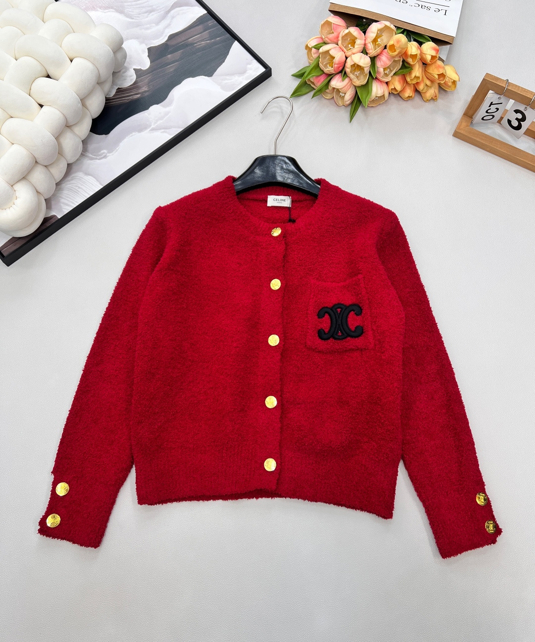 NO:651829,CELINE 2025 Autumn and Winter Burgundy Soft and Waxy Knitted Cardigan, a style that captures the fall and winter atmosphere at a glance - it is made of wool blended soft and waxy plush texture fabric. It is soft and warm on the hand, fits the skin without being irritated, and comes with a 'lazy filter'.  Minimalist round neck + short cut, just stuck on the waistline, can be matched with high-waisted pants/skirts to improve proportion; a row of metal embossed buttons on the front is a delicate anchor point, and the black three-dimensional letter embroidery on the pocket hides the brand recognition in the details, low-key and memorable. The soft texture + rich burgundy tone, whether worn as a base layer or worn alone, are 'whitening artifacts' in autumn and winter, suitable for casual commuting with one click. Complete with three labels, large shipments  Size sml code E,,celine,skirts,alexander wang19860909CELINE2025秋冬酒红软糯针织开衫,一眼沦陷的秋冬氛围款——选的是羊毛混纺软糯毛绒肌理面料,上手是裹住暖意的软和,贴肤不扎还自带“慵懒滤镜”. 极简圆领+短款剪裁,刚好卡在腰线位置,搭高腰裤/裙都能拉比例；前襟一排金属浮雕扣是精致锚点,口袋上的黑色立体字母刺绣,把品牌辨识度藏在细节里,低调又有记忆点. 软乎乎的质感+浓郁酒红色调,不管内搭打底还是单穿,都是秋冬里的“显白提气色神器”,休闲通勤一键适配.三标齐全,大货出 尺码sml 编码E,,celine,skirts,alexander wang,Women's clothing