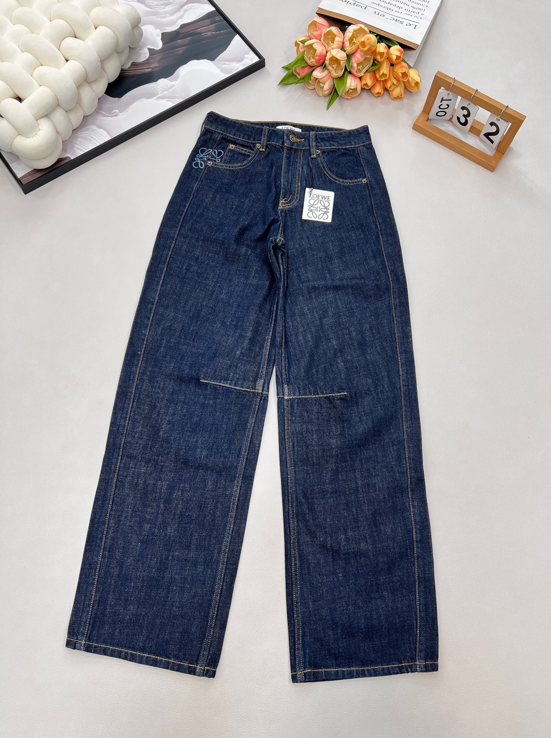 NO:651815,LOEWE's new spring and summer fashionable outfit with retro washed blue denim sickle jeans!  The imported denim is full of sinewy muscles, customized with active washing process, and the tapered wide leg design makes the upper body A-worthy!  The classic version is versatile and fashionable!  The upper body is super slim!  The imported washed denim fabric has a wide and stylish texture!  Highly recommended single product, customized leather brand hardware accessories!  Three standards are complete, large shipments, size SMLXL, code L, loewe, jeans, alexander wang19860909LOEWE春夏新款时髦精穿搭复古洗水蓝丹宁镰刀牛仔裤！进口牛仔筋骨感十足定制活性洗水工艺,锥形阔腿设计上身A爆啦！经典版型不挑人百搭又时髦！上身超显瘦！进口洗水牛仔面料质感挺阔有型！强烈推荐单品,定制皮牌五金配件！三标齐全,大货出 尺码SMLXL 编码L,,loewe,jeans,alexander wang,Women's clothing