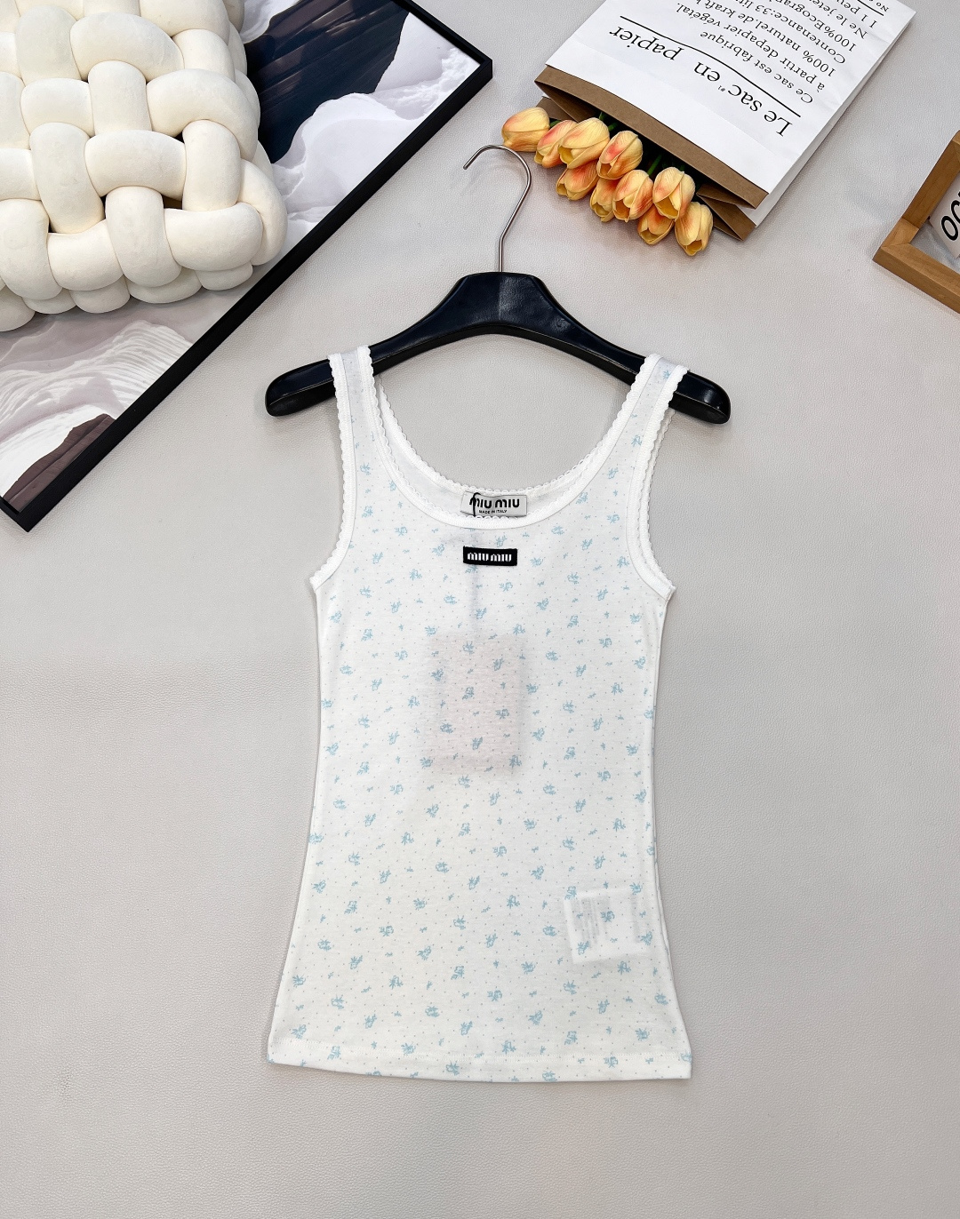 NO:651802,Miumiu2025 new letter patch slim-fit U-neck floral vest, customized YB twill cotton material, clear and comfortable, full of elasticity, U-neck slim-fit vest cut, collar and cuffs threaded wavy lace hemming, whole body solid base with polka dot florals, versatile  Eye-catching, letter logo decoration on the chest, getting rid of the boring monotony, slim fit cut, full of elasticity, fit the body shape, slim and high-end wear, full of versatility, a must-have for daily bases in autumn and winter, fashionable and western style, single wear in spring and summer, with great age-reducing charm. Complete with three standards, large quantities of goods  Size sml code M,,miumiu,alexander wang19860909Miumiu2025新款字母贴片修身U领碎花背心,定制YB斜纹全棉材质,清透舒适,弹力十足,U型领修身背心裁剪,领口袖口螺纹波浪花边包边,通体素色打底波点碎花满铺,百搭耐看,胸口字母徽标装饰,摆脱无聊的单调,修身版型剪裁,弹性十足,贴合身形,穿搭显瘦高级,尽显百搭,秋冬日常打底必备,时髦又洋气,春夏单穿,减龄魅力值爆棚.三标齐全,大货出 尺码sml 编码M,,miumiu,alexander wang,Women's clothing