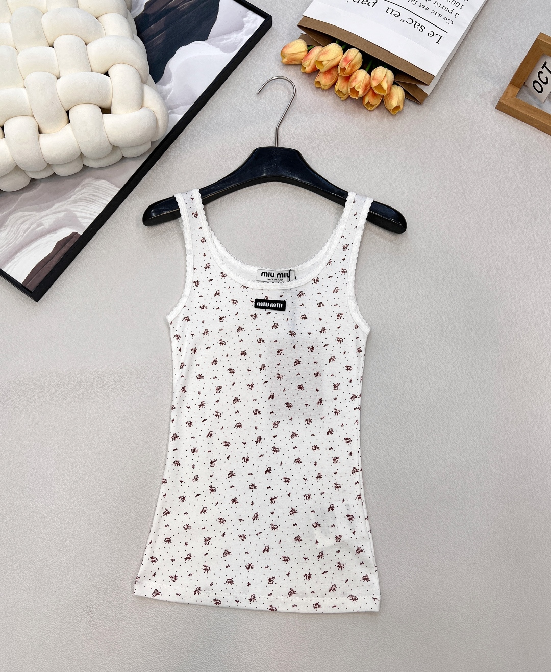 NO:651787,Miumiu2025 new letter patch slim-fit U-neck floral vest, customized YB twill cotton material, clear and comfortable, full of elasticity, U-neck slim-fit vest cut, collar and cuffs threaded wavy lace hemming, whole body solid base with polka dot florals, versatile  Eye-catching, letter logo decoration on the chest, getting rid of the boring monotony, slim fit cut, full of elasticity, fit the body shape, slim and high-end wear, full of versatility, a must-have for daily bases in autumn and winter, fashionable and western style, single wear in spring and summer, with great age-reducing charm. Complete with three standards, large quantities of goods  Size sml code M,,miumiu,alexander wang19860909Miumiu2025新款字母贴片修身U领碎花背心,定制YB斜纹全棉材质,清透舒适,弹力十足,U型领修身背心裁剪,领口袖口螺纹波浪花边包边,通体素色打底波点碎花满铺,百搭耐看,胸口字母徽标装饰,摆脱无聊的单调,修身版型剪裁,弹性十足,贴合身形,穿搭显瘦高级,尽显百搭,秋冬日常打底必备,时髦又洋气,春夏单穿,减龄魅力值爆棚.三标齐全,大货出 尺码sml 编码M,,miumiu,alexander wang,Women's clothing