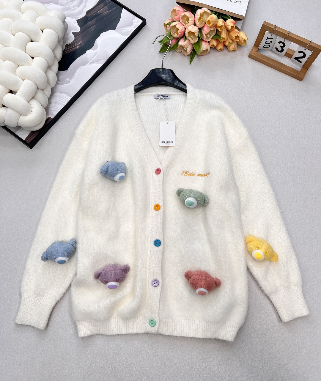 NO:651717,13DEMARZO 2025FW three-dimensional bear knitted cardigan sweater jacket. Cute and playful. Bear doll detachable design. 13de’s models are always so personalized!  !  Not ordinary at all, both front and back are very bright!  A must-have for young ladies in autumn and winter!  The stuffed bear can be removed freely, and the customized plush bear has a super good texture!  Non-market version!  Pay attention to the difference. Regular customers who have bought our Little Bear know the quality!  Channel stuff is all about the details. It feels great when paired with a pleated skirt or shorts~ It’s so high-end. It’s so cute and brainless. It has all three standards and two colors. Sizes, sml, coding, skirts, shorts, jackets & coats, sweaters, alexander wang1986090913DEMARZO 2025FW 立体小熊针织开衫毛衣外套 可爱又俏皮 小熊玩偶可拆卸设计 13de的款总是如此有个性！！一点不普通 前后都十分有亮点！小姐姐秋冬必入款！玩偶熊可以自由取下来,定制的毛绒小熊质感超级好！非市场版！注意区别 入过我们家小熊的老顾客都懂品质！渠道玩意儿抠的就是细节 搭配百褶裙或者短裤就很有感觉feel～一整个太高级了 可可爱爱没有脑袋 三标齐全,两色出 尺码sml 编码,,skirts,shorts,jackets & coats,sweaters,alexander wang,Women's clothing