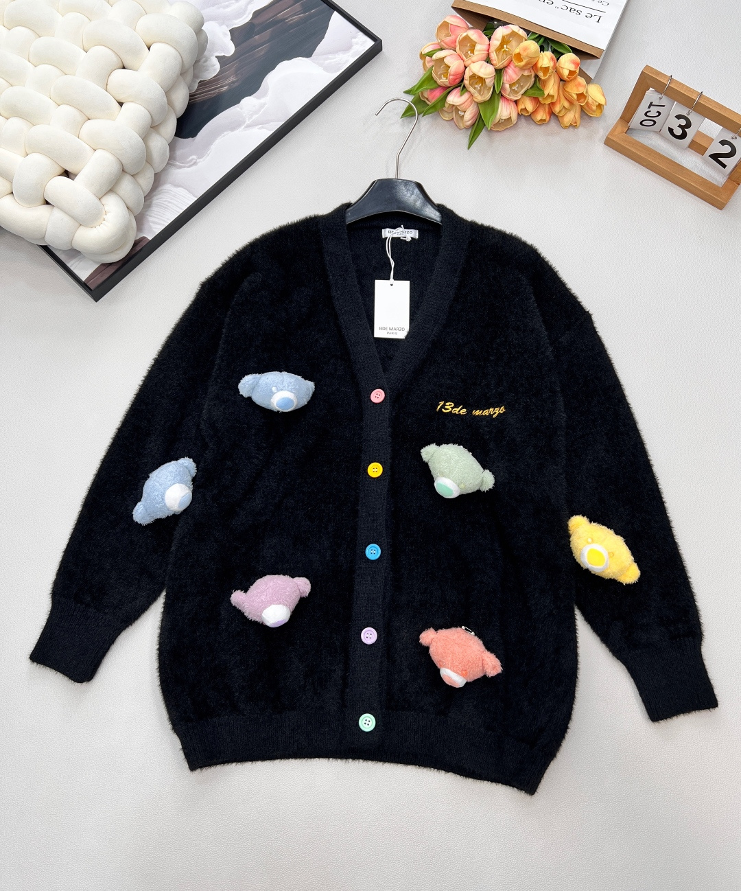NO:651768,13DEMARZO 2025FW three-dimensional bear knitted cardigan sweater jacket. Cute and playful. Bear doll detachable design. 13de’s models are always so personalized!  !  Not ordinary at all, both front and back are very bright!  A must-have for young ladies in autumn and winter!  The stuffed bear can be removed freely, and the customized plush bear has a super good texture!  Non-market version!  Pay attention to the difference. Regular customers who have bought our Little Bear know the quality! 渠道玩意儿抠的就是细节 搭配百褶裙或者短裤就很有感觉feel～一整个太高级了 可可爱爱没有脑袋 三标齐全,两色出 尺码sml 编,,skirts,shorts,jackets & coats,sweaters,alexander wang1986090913DEMARZO 2025FW 立体小熊针织开衫毛衣外套 可爱又俏皮 小熊玩偶可拆卸设计 13de的款总是如此有个性！！一点不普通 前后都十分有亮点！小姐姐秋冬必入款！玩偶熊可以自由取下来,定制的毛绒小熊质感超级好！非市场版！注意区别 入过我们家小熊的老顾客都懂品质！渠道玩意儿抠的就是细节 搭配百褶裙或者短裤就很有感觉feel～一整个太高级了 可可爱爱没有脑袋 三标齐全,两色出 尺码sml 编,,skirts,shorts,jackets & coats,sweaters,alexander wang,Women's clothing