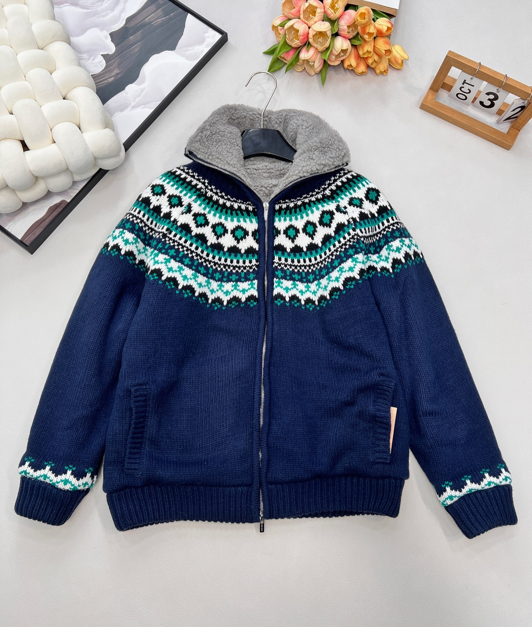 NO:652917,MIUMIU vintage wool Fair Isle jacquard polar fleece knitted cardigan, originally developed!  The seasonal limited edition in winter must be the Fair Isle series~ The sweet atmosphere is directly filled with a loose fit design, with zipper closure, comfortable and casual to wear. The inside of the collar is made of gray polar fleece material, which adds a warm and soft touch. It is suitable for daily matching in autumn and winter. The cardigan is made of high-quality natural materials. The logo woven label on the back is a low-key and exquisite mark, which makes it look noble at a glance.  The Fair Isle jacquard part uses traditional knitting technology and is woven from multi-color segment-dyed yarn. It is delicate and complex, and outlines a strong Nordic style. There is also a three-dimensional patch embroidery on the back of the collar, which is so exquisite!  Great for layering or wearing alone in autumn and winter!  It can be easily used for daily commuting and holiday gatherings. It is responsible for the atmosphere of sweet cool style and light luxury style. It is practical and recognizable ~ complete three standards, large quantities are shipped. Size SML code, miumiu, alexander wang19860909MIUMIU 复古羊毛费尔岛提花摇粒绒针织开衫,原版开发！冬日里的季节限定一定是费尔岛系列~ 甜度氛围感直接拉满,宽松版型设计,搭配拉链开合,穿着舒适随性,领口内侧采用灰色摇粒绒材质,增添了一抹温暖柔软的触感,适合秋冬季节的日常搭配,开衫选用高品质天然材质, 后背的logo织标是低调的精致标识,一眼显贵 费尔岛提花部分采用传统针织工艺,由多色段染色纱线编织,细腻而复杂,勾勒出浓浓北欧风格气息 领子后面还有一个立体贴布刺绣,贼精致！ 秋冬叠穿或单穿都很出彩！日常通勤、节日聚会都能轻松驾驭,是甜酷风和轻奢风的氛围担当,实用又有辨识度～三标齐全,大货出 尺码sml 编码,,miumiu,alexander wang,Women's clothing