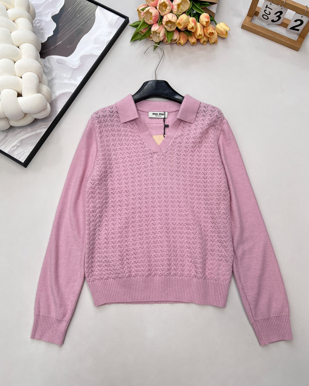 NO:652883,Miumiu2025 new lapel half-cardigan sweater, custom YB wool yarn weaving, comfortable and warm, high quality, lapel knitted sweater style, V-shaped open structure makes it more lazy, the hem and cuffs of the ready-made garment are knitted  The threaded edges are narrowed, and the overall shape is high-end and stylish. The large fan-shaped scales are covered with texture and collide with the flat-needle arms, making it more layered, durable and sophisticated. It adds a sense of style to the regular and versatile styles, making the outfit full of western style. Complete with three standards and two colors.  Size sml editor,,miumiu,sweaters,alexander wang19860909Miumiu2025新款翻领半开襟毛衣,定制YB羊毛纱线织造,舒适保暖,质感上乘,翻领针织毛衣版型,V字敞开构造更显慵懒,成衣下摆袖口以针织螺纹包边收窄,整体造型高级有型,大身扇状鳞片满铺纹理,碰撞平针手臂,更显层次耐看精巧,为常规百搭款式增添造型感,穿搭洋气十足.三标齐全,两色出 尺码sml 编,,miumiu,sweaters,alexander wang,Women's clothing