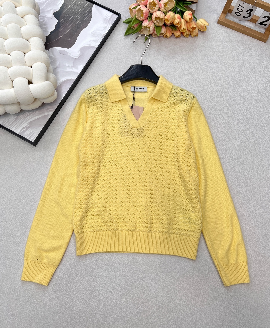 NO:652868,Miumiu2025 new lapel half-cardigan sweater, custom YB wool yarn weaving, comfortable and warm, high quality, lapel knitted sweater style, V-shaped open structure makes it more lazy, the hem and cuffs of the ready-made garment are knitted  The threaded edges are narrowed, and the overall shape is high-end and stylish. The large fan-shaped scales are covered with texture and collide with the flat-needle arms, making it more layered, durable and sophisticated. It adds a sense of style to the regular and versatile styles, making the outfit full of western style. Complete with three standards and two colors.  Sizesml,,miumiu,sweaters,alexander wang19860909Miumiu2025新款翻领半开襟毛衣,定制YB羊毛纱线织造,舒适保暖,质感上乘,翻领针织毛衣版型,V字敞开构造更显慵懒,成衣下摆袖口以针织螺纹包边收窄,整体造型高级有型,大身扇状鳞片满铺纹理,碰撞平针手臂,更显层次耐看精巧,为常规百搭款式增添造型感,穿搭洋气十足.三标齐全,两色出 尺码sml,,miumiu,sweaters,alexander wang,Women's clothing