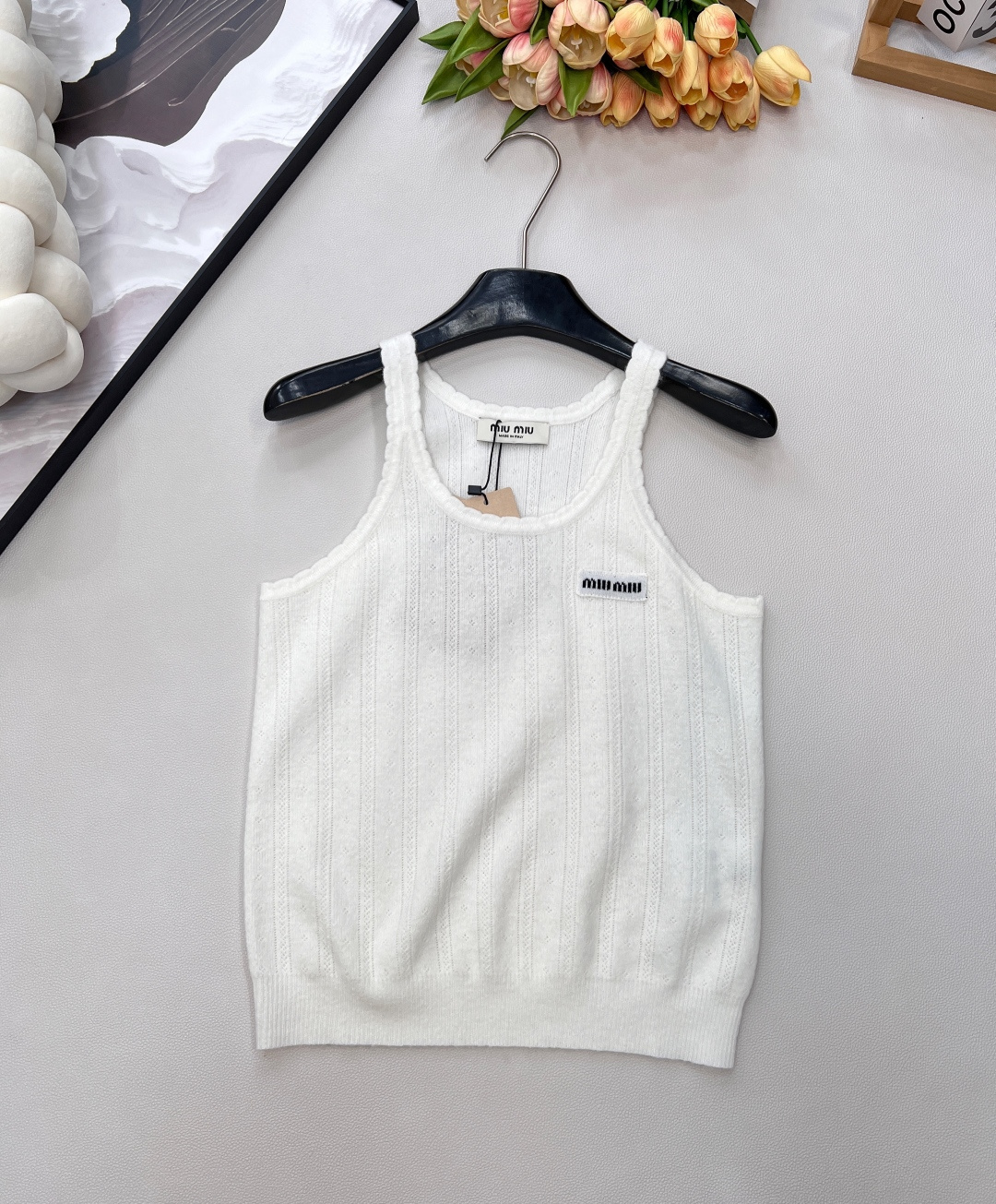 NO:652933,Miumiu2025 new wave lace knitted vest, custom YB cashmere yarn weaving, fine texture, elastic and comfortable, knitted vest cut, the whole body is interwoven with fine crochet texture, the collar and cuffs are embellished with a circle  The wavy lace and the hollow lines arranged on the body highlight the sweet and cute dressing style. The slim fit and elasticity make it slimmer and show a relaxed tone. It is light, luxurious and fashionable. It can be worn alone or layered. It is suitable for all seasons. Complete with three standards, large quantities are shipped.  Size sml editor,,miumiu,alexander wang19860909Miumiu2025新款波浪花边针织背心,定制YB羊绒纱线织造,质感细腻,弹力舒适,针织背心剪裁,通体利用细密钩针肌理交织,领口袖口点缀一圈波浪花边,大身竖坑条排列的镂空呼应,凸显甜美可爱穿搭风格,修身弹性更显瘦,尽显松弛调性,轻奢又时髦时髦,单穿叠穿均可,四季款.三标齐全,大货出 尺码sml 编,,miumiu,alexander wang,Women's clothing