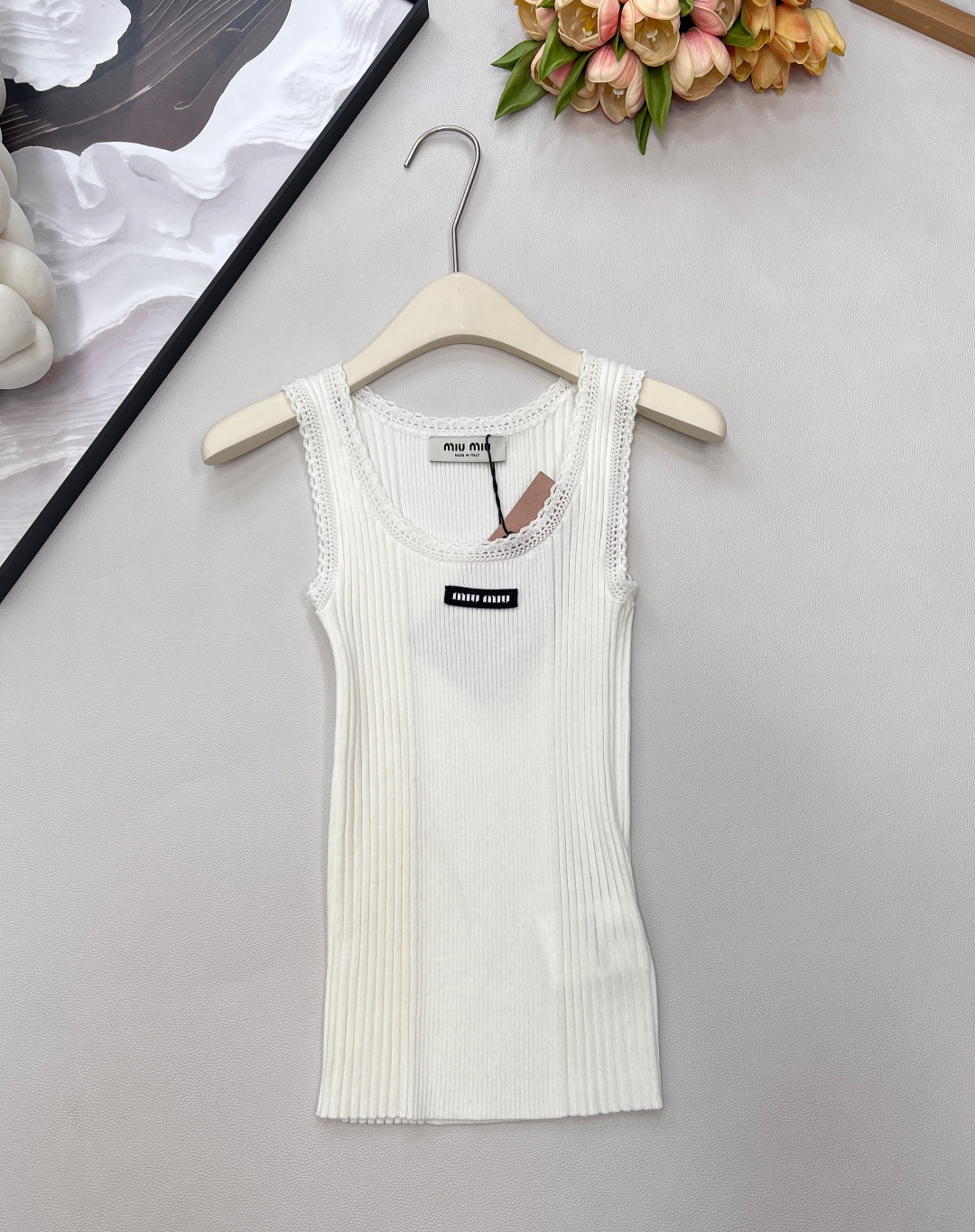 NO:652926,MIUMIU elastic knitted vest with small lace at the neck is light and romantic, with beautiful details. It outlines a gentle temperament with delicate beige tones. The neckline is decorated with exquisite small lace, which instantly enhances the sweet atmosphere. Whether worn alone or layered, you can easily control the romantic style of spring and summer. The exquisite small lace neckline is soft and unobtrusive. The soft knitted fabric is skin-friendly and breathable, making it comfortable and comfortable to wear in spring and summer.  It is comfortable to wear next to the body without losing its temperament, and can keep you dry even in the hot summer. It is eye-catching when worn alone, and it has a different charm when worn outside!  The small lace decorations on the neckline and shoulders are delicate and delicate, like adding a layer of fantasy edge to the vest, which is gentle and romantic. The black letter mark is decorated in the middle, which is playful and smart, showing the brand image! A summer must-have with meticulous attention to details, one piece can look high-end and sweet!  Three standards are complete, large quantities are shipped, sizes are sml, miumiu, alexander wang19860909MIUMIU 领口小花边弹力针织小背心, 轻盈浪漫,细节之美,以细腻的米色调勾勒出温柔气质,领口点缀精致小花边,瞬间提升甜美氛围感.无论是单穿还是内搭,都能轻松驾驭春夏的浪漫风格.  精致小花边领口柔美不张扬  柔软针织面料亲肤透气,春夏穿着舒适自在  贴身穿舒服又不失气质,夏日炎炎也能保持干爽,单穿吸睛,外搭又是不同韵味！ 领口和肩边的小花边装饰,细腻又精致,像是给背心镶上了一层梦幻边,温柔又浪漫 中间饰以黑色字母标,俏皮又灵动,把品牌形象展示出来! 细节控的夏日必备,一件穿出高级甜！三标齐全,大货出 尺码sml 编,,miumiu,alexander wang,Women's clothing