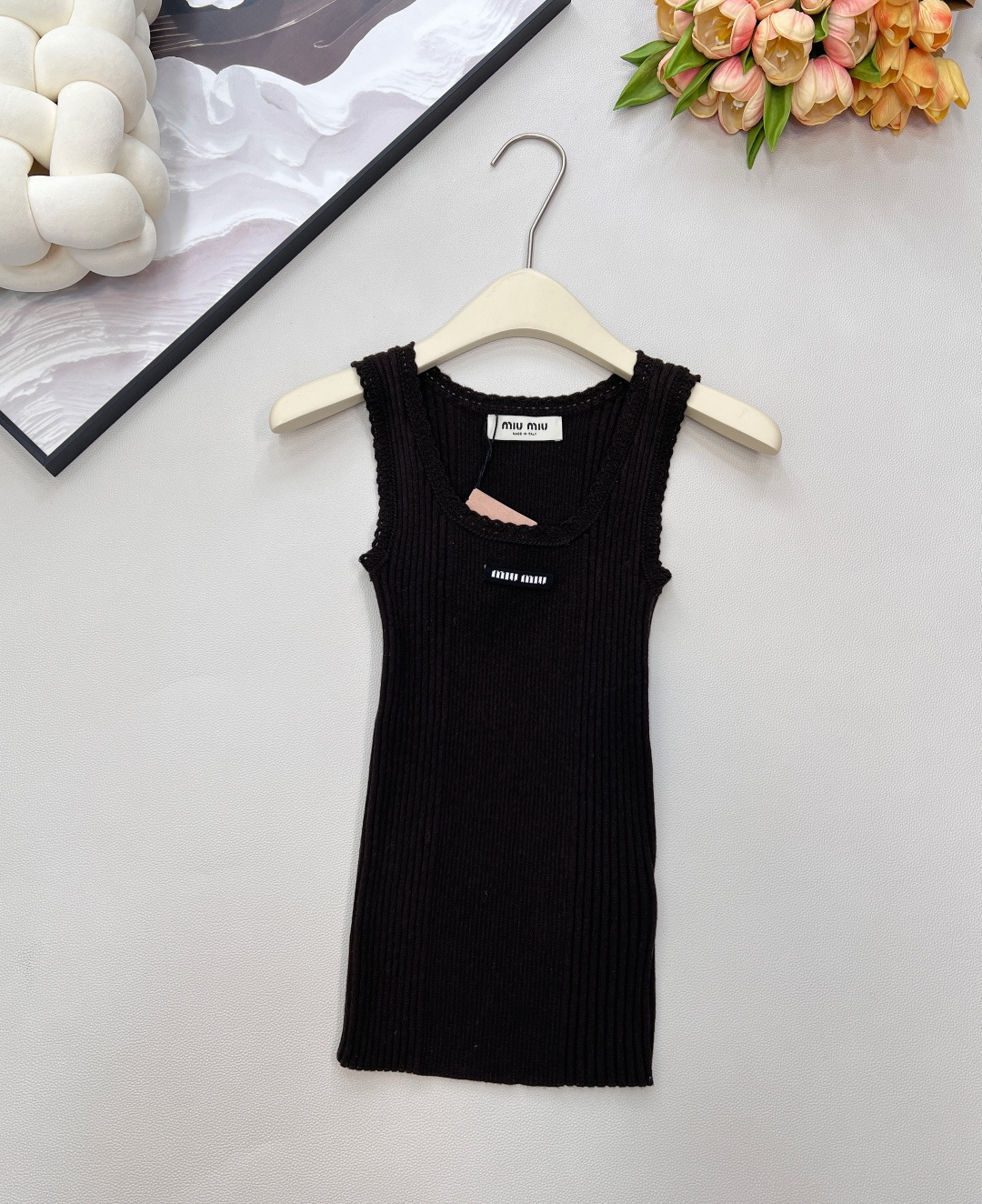 NO:652910,MIUMIU elastic knitted vest with small lace at the neck is light and romantic, with beautiful details. It outlines a gentle temperament with delicate beige tones. The neckline is decorated with exquisite small lace, which instantly enhances the sweet atmosphere. Whether worn alone or layered, you can easily control the romantic style of spring and summer. The exquisite small lace neckline is soft and unobtrusive. The soft knitted fabric is skin-friendly and breathable, making it comfortable and comfortable to wear in spring and summer.  It is comfortable to wear next to the body without losing its temperament, and can keep you dry even in the hot summer. It is eye-catching when worn alone, and it has a different charm when worn outside!  The small lace decorations on the neckline and shoulders are delicate and delicate, like adding a layer of fantasy edge to the vest, which is gentle and romantic. The black letter mark is decorated in the middle, which is playful and smart, showing the brand image! A summer must-have with meticulous attention to details, one piece can look high-end and sweet!  Three standards are complete, large quantities are shipped, sizes are sml, miumiu, alexander wang19860909MIUMIU 领口小花边弹力针织小背心, 轻盈浪漫,细节之美,以细腻的米色调勾勒出温柔气质,领口点缀精致小花边,瞬间提升甜美氛围感.无论是单穿还是内搭,都能轻松驾驭春夏的浪漫风格.  精致小花边领口柔美不张扬  柔软针织面料亲肤透气,春夏穿着舒适自在  贴身穿舒服又不失气质,夏日炎炎也能保持干爽,单穿吸睛,外搭又是不同韵味！ 领口和肩边的小花边装饰,细腻又精致,像是给背心镶上了一层梦幻边,温柔又浪漫 中间饰以黑色字母标,俏皮又灵动,把品牌形象展示出来! 细节控的夏日必备,一件穿出高级甜！三标齐全,大货出 尺码sml 编,,miumiu,alexander wang,Women's clothing